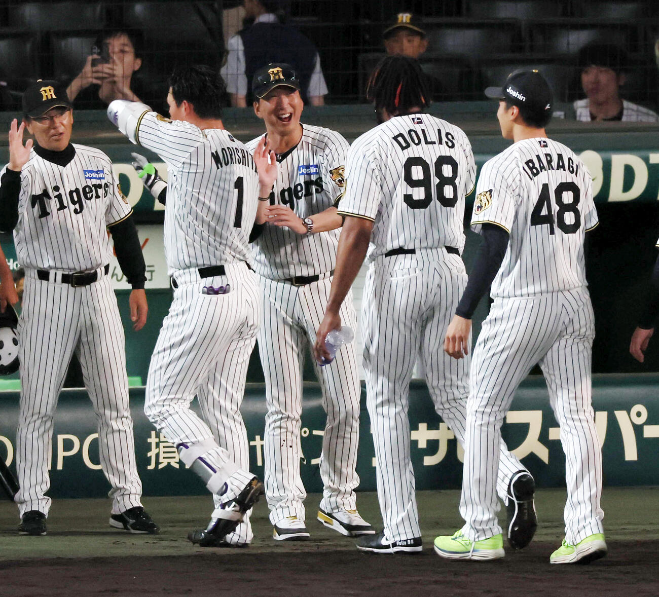 阪神対中日　中日にサヨナラ勝利を決め笑顔で森下翔太（左）、ラファエル・ドリスらナインを迎える阪神藤川球児監督（撮影・加藤哉）2026年5月20日