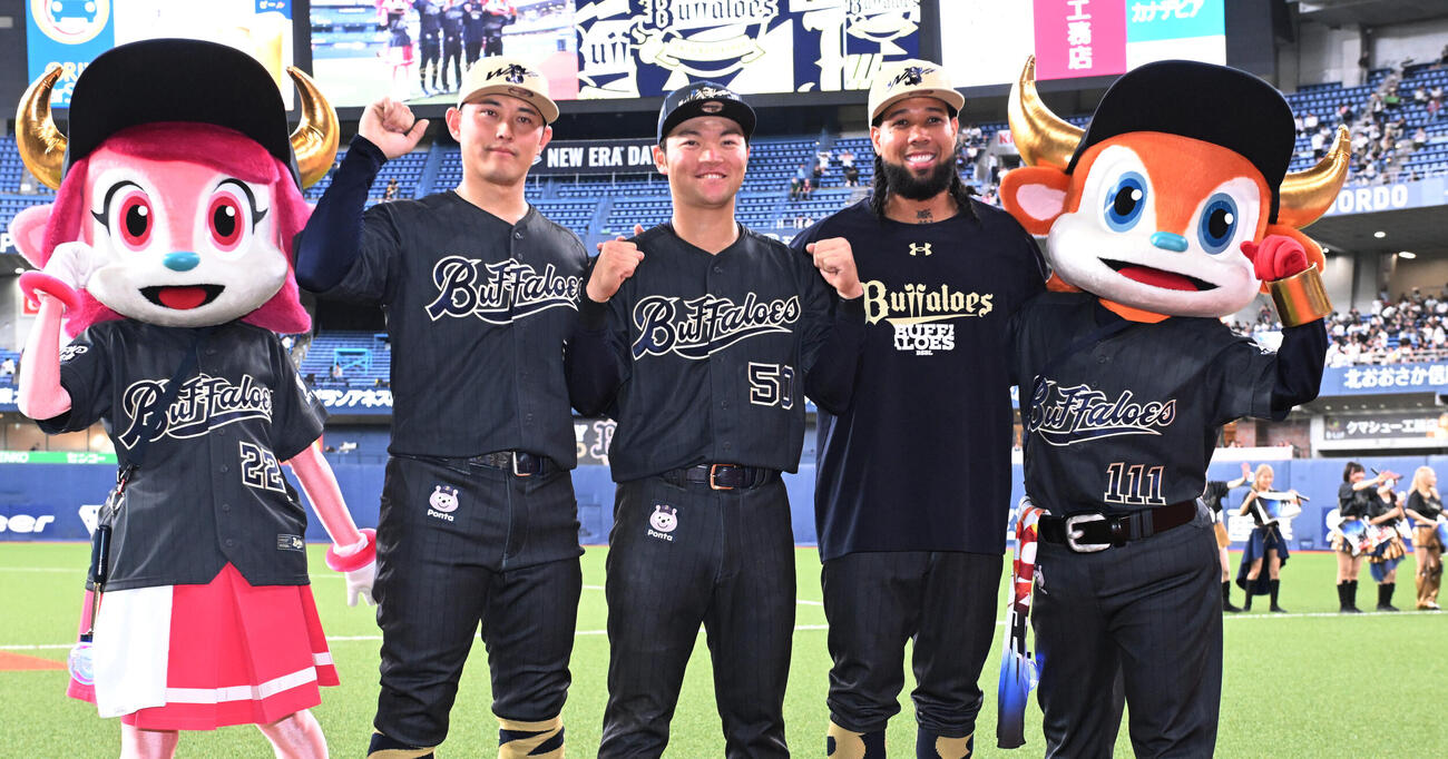 オリックス対ソフトバンク　ポーズを決める投打のヒーロー、左から野口智哉、山中稜真、アンダーソン・エスピノーザ（撮影・和賀正仁）