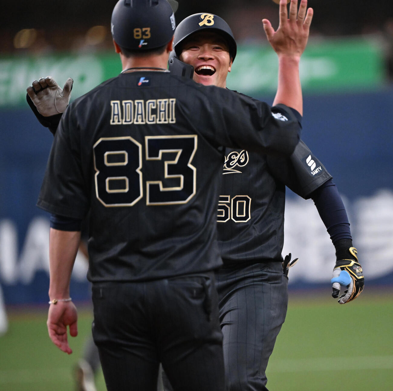 オリックス対ソフトバンク　2回裏オリックス無死一、三塁、中前適時打を放った山中稜真は笑顔を見せr（撮影・和賀正仁）