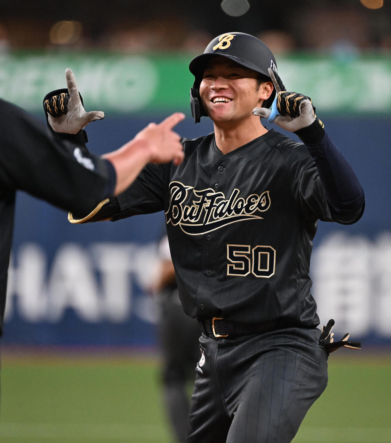 オリックス対ソフトバンク　3回裏オリックス1死一、二塁、右前適時打を放った山中稜真はポーズ（撮影・和賀正仁）
