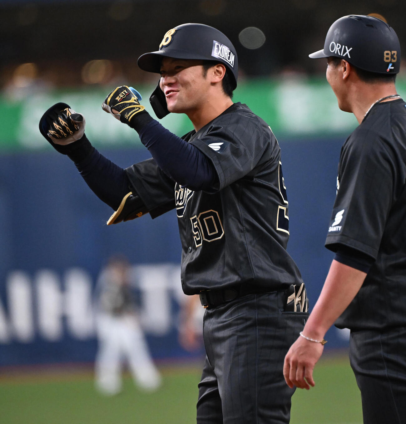 オリックス対ソフトバンク　2回裏オリックス無死一、三塁、中前適時打を放った山中稜真は笑顔を見せる（撮影・和賀正仁）