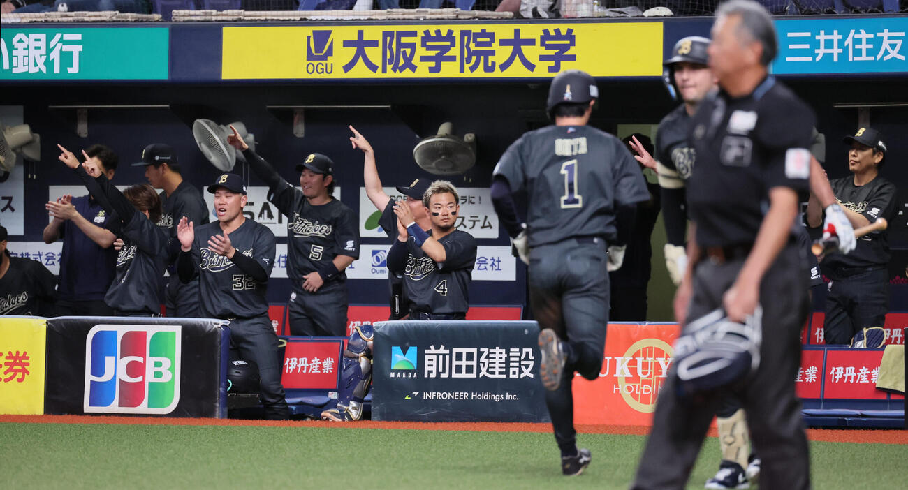 オリックス対ソフトバンク　2回裏オリックス無死一、三塁、山中稜真の先制適時打にわくオリックスナイン（撮影・宮崎幸一）