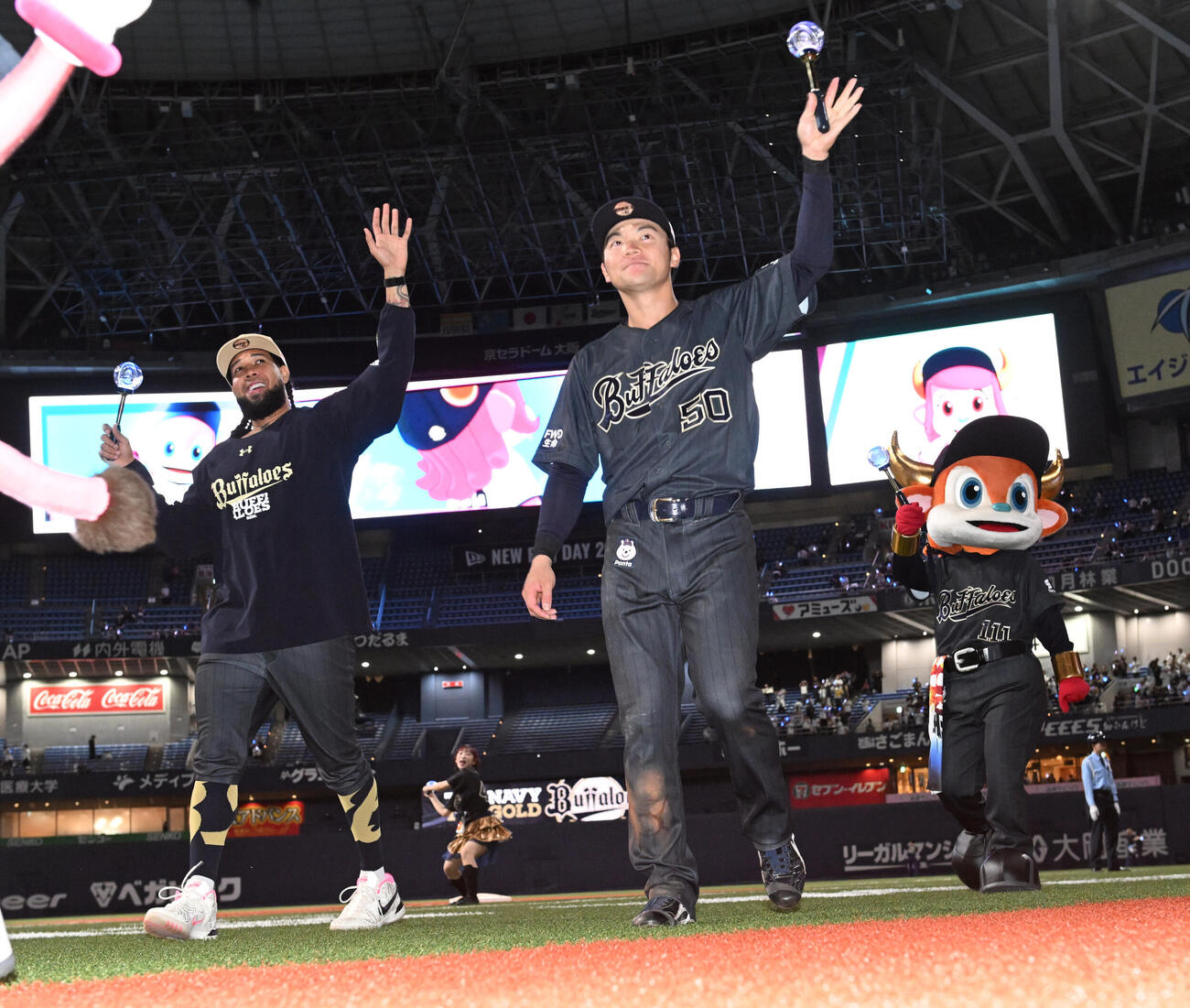 オリックス対ソフトバンク　ファンに手を振りながら引き揚げる山中稜真（手前）とアンダーソン・エスピノーザ（撮影・和賀正仁）