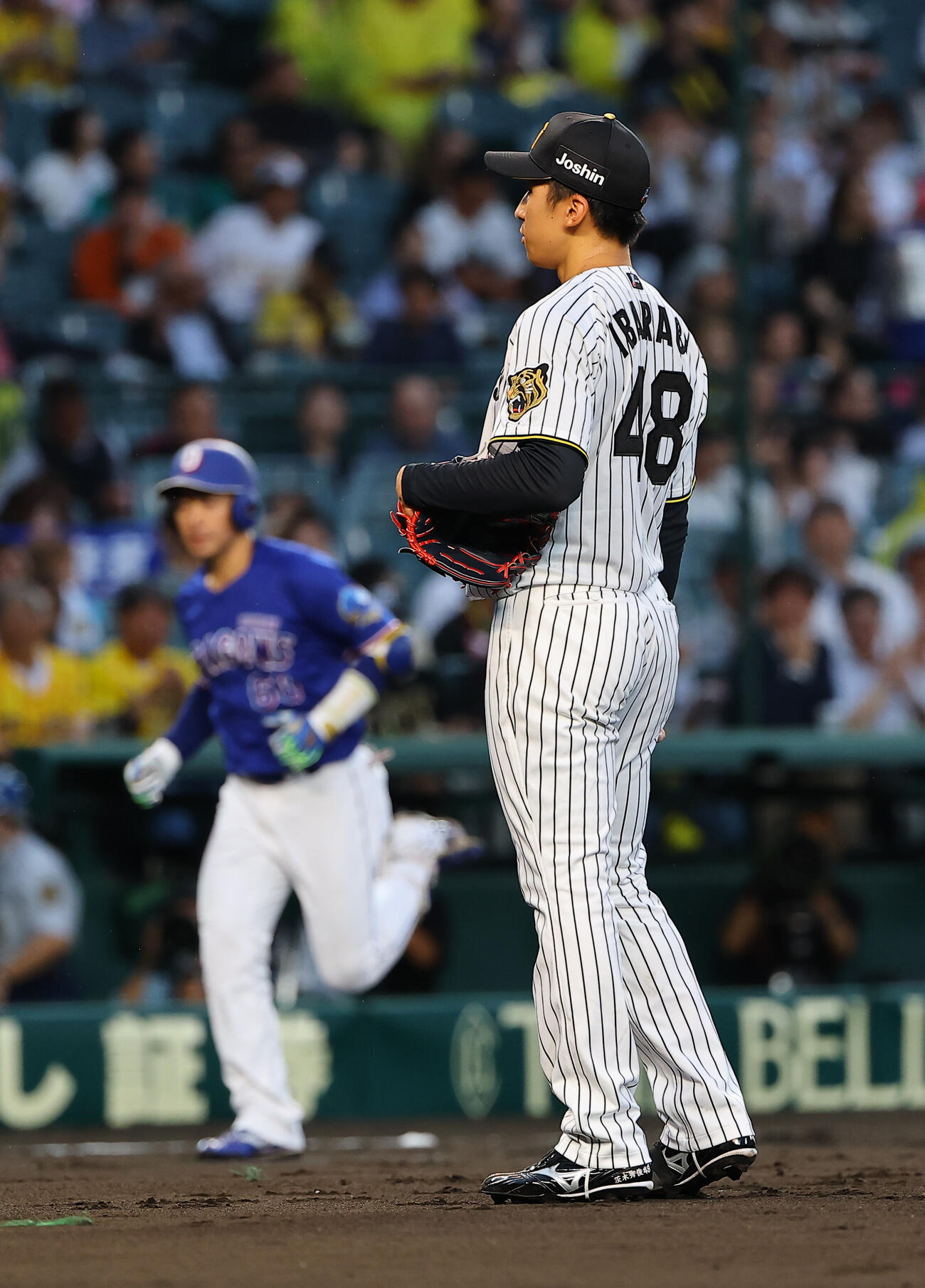 阪神対中日　2回表中日2死一、二塁、茨木秀俊（右）は山本泰寛に3点本塁打を浴びる（上田博志）