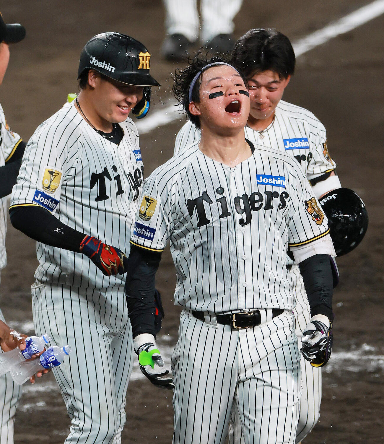 セ・リーグ11回戦　阪神対中日　9回裏阪神無死、森下翔太（手前）はサヨナラソロ本塁打を放ち歓喜する。左は大山悠輔、右は立石正広（撮影・上山淳一）＝2026年5月20日