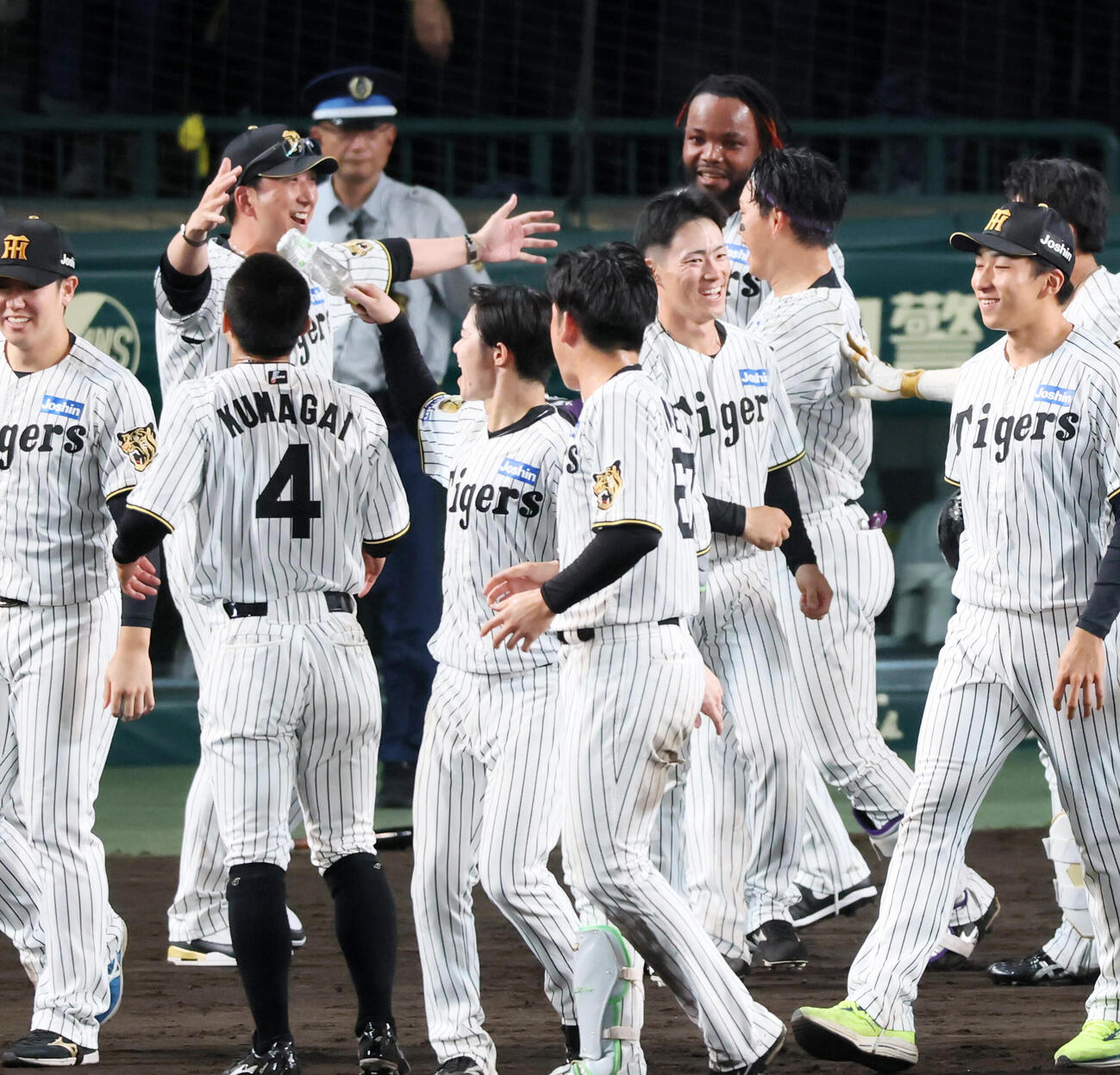 阪神対中日　9回裏阪神無死、藤川球児監督（左）は左越えサヨナラソロ本塁打を放った森下翔太と抱擁（撮影・加藤哉）2026年5月20日