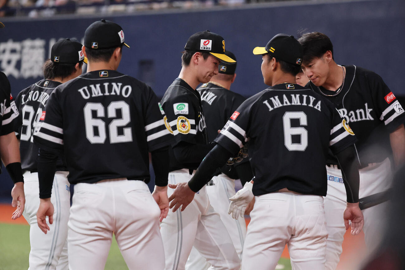 オリックス対ソフトバンク　3回裏オリックス1死一、二塁、ソフトバンク藤原大翔（中央）は紅林弘太郎に適時打を浴び5点目を失い降板となる（撮影・宮崎幸一）
