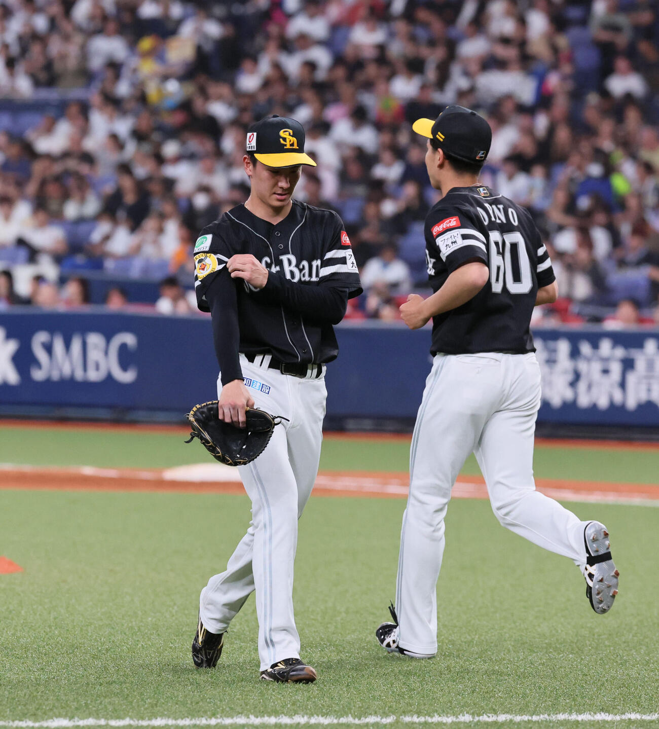 オリックス対ソフトバンク　3回裏オリックス1死一、二塁、ソフトバンク藤原大翔（左）は紅林弘太郎に適時打を浴び5点目を失い降板となる（撮影・宮崎幸一）