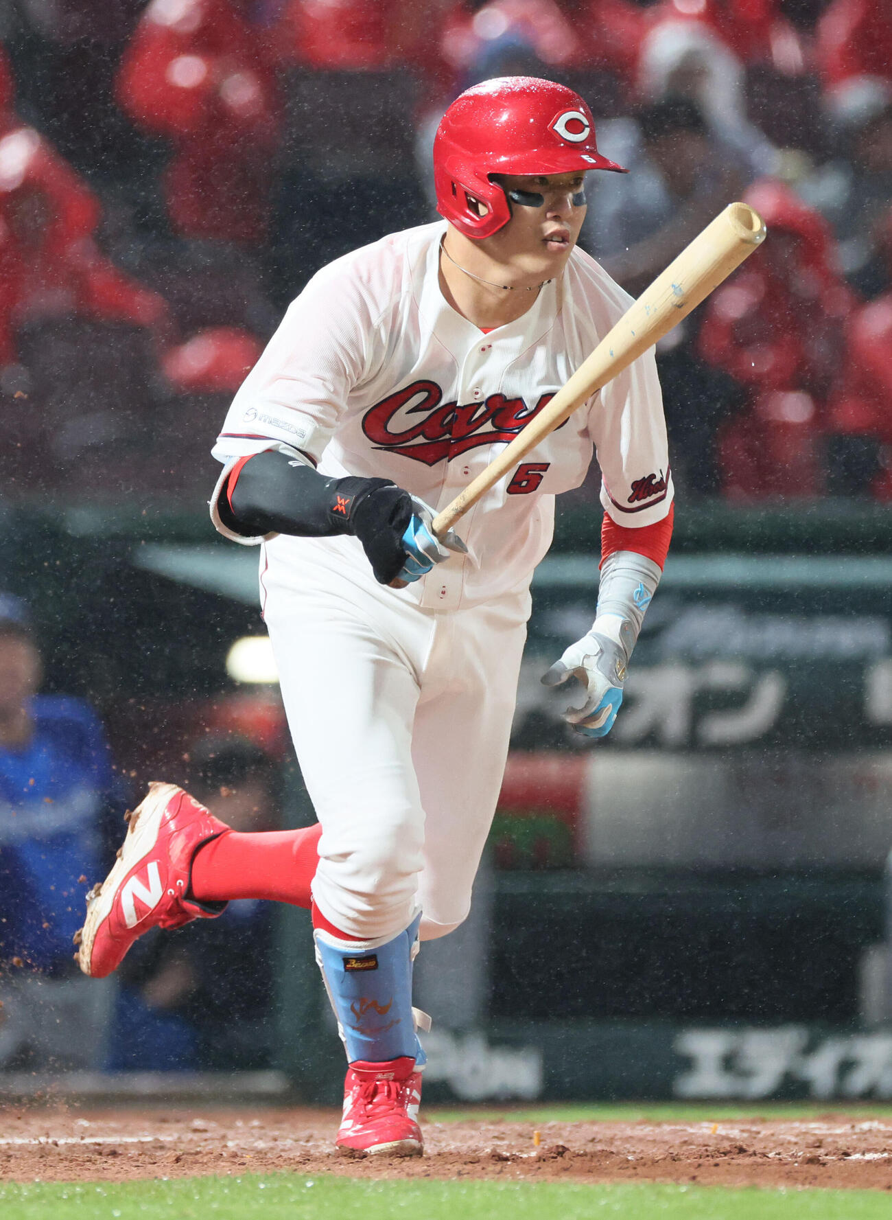 広島対DeNA 5裏広島2死一、三塁、小園海斗は右前適時打を放つ（撮影・加藤孝規）