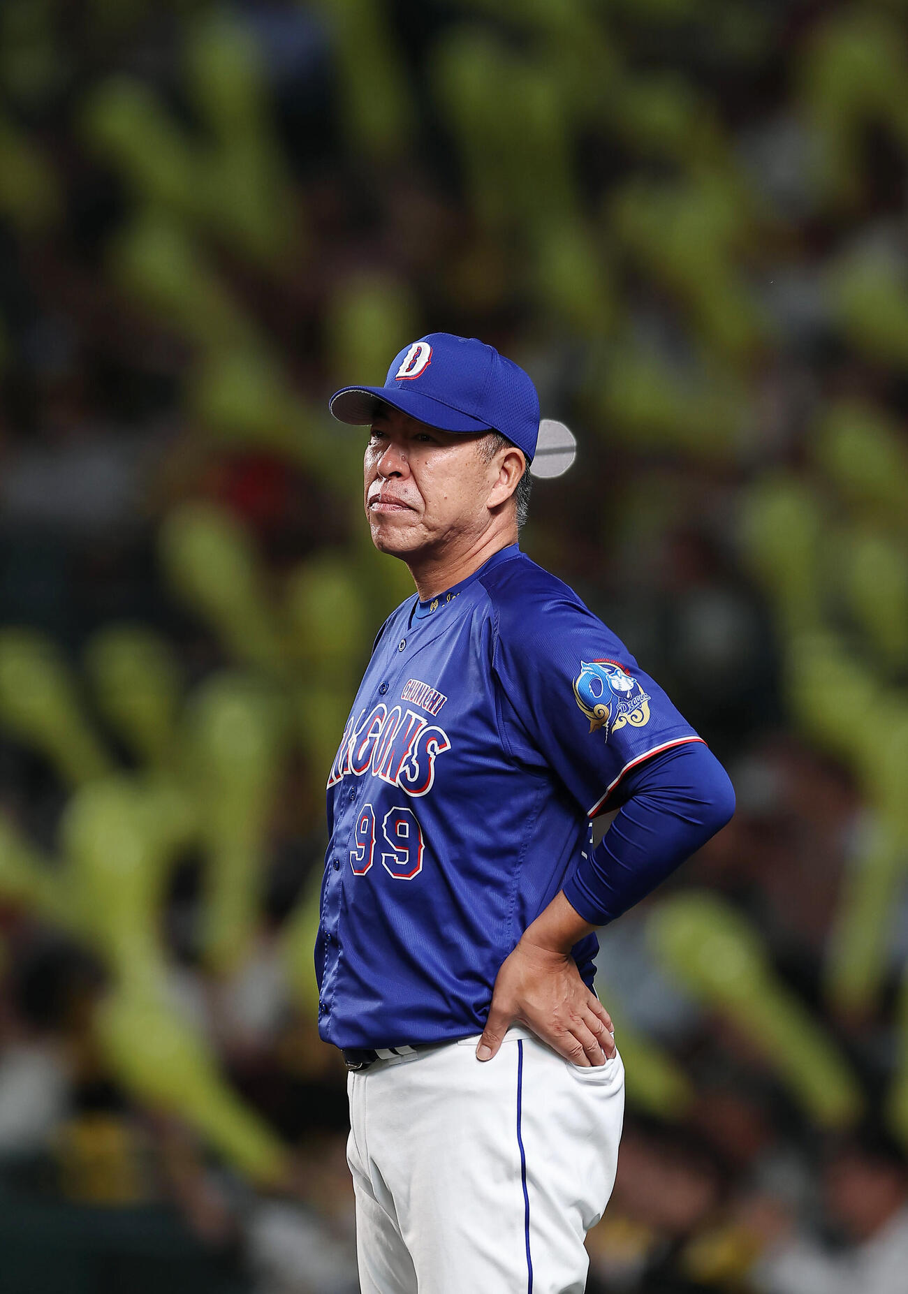 阪神対中日　7回表を終え、選手交代告げる中日井上一樹監督（撮影・前田充）
