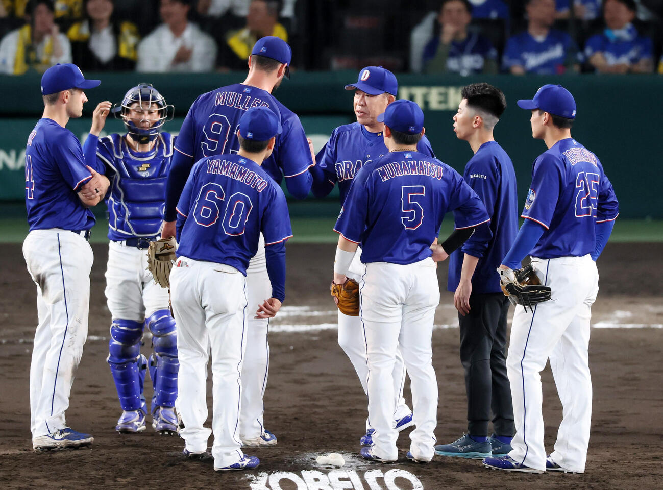 阪神対中日　7回裏阪神2死一、三塁、井上一樹監督（右）は先発マラーに降板を告げる（撮影・加藤哉）