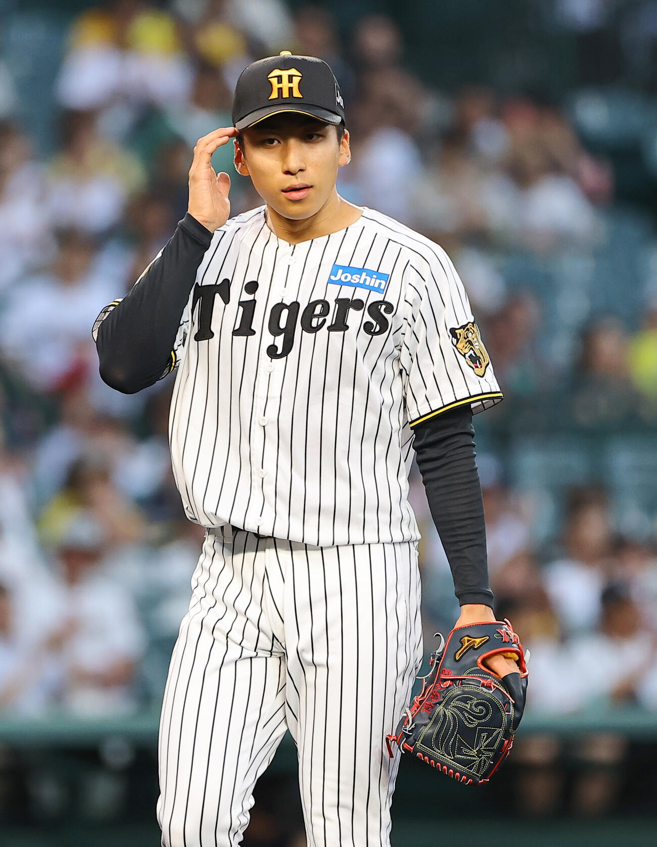 阪神対中日　初回に失点した茨木秀俊はベンチに引き揚げる（上田博志）