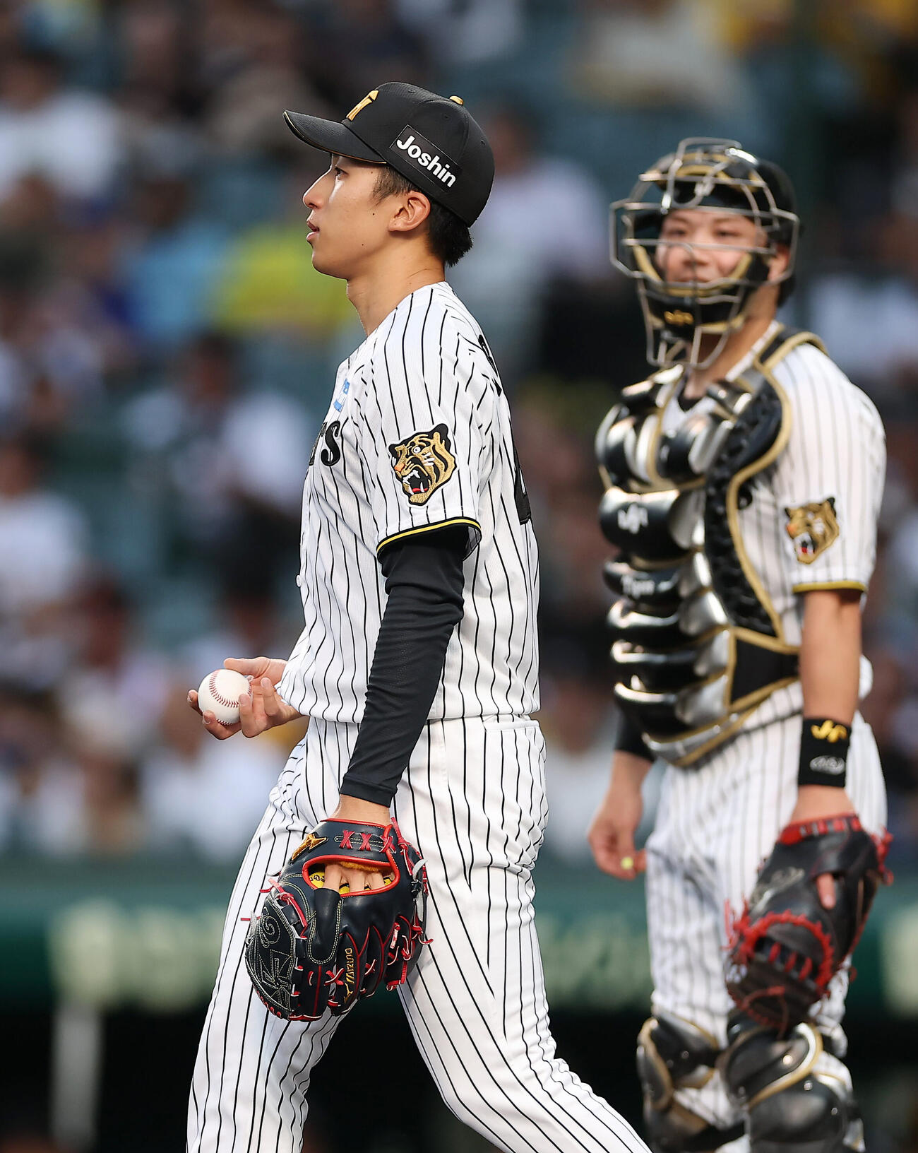 阪神対中日　1回表中日1死二塁、板山祐太郎に先制適時打を許した茨木秀俊。右は伏見寅威（撮影・前田充）