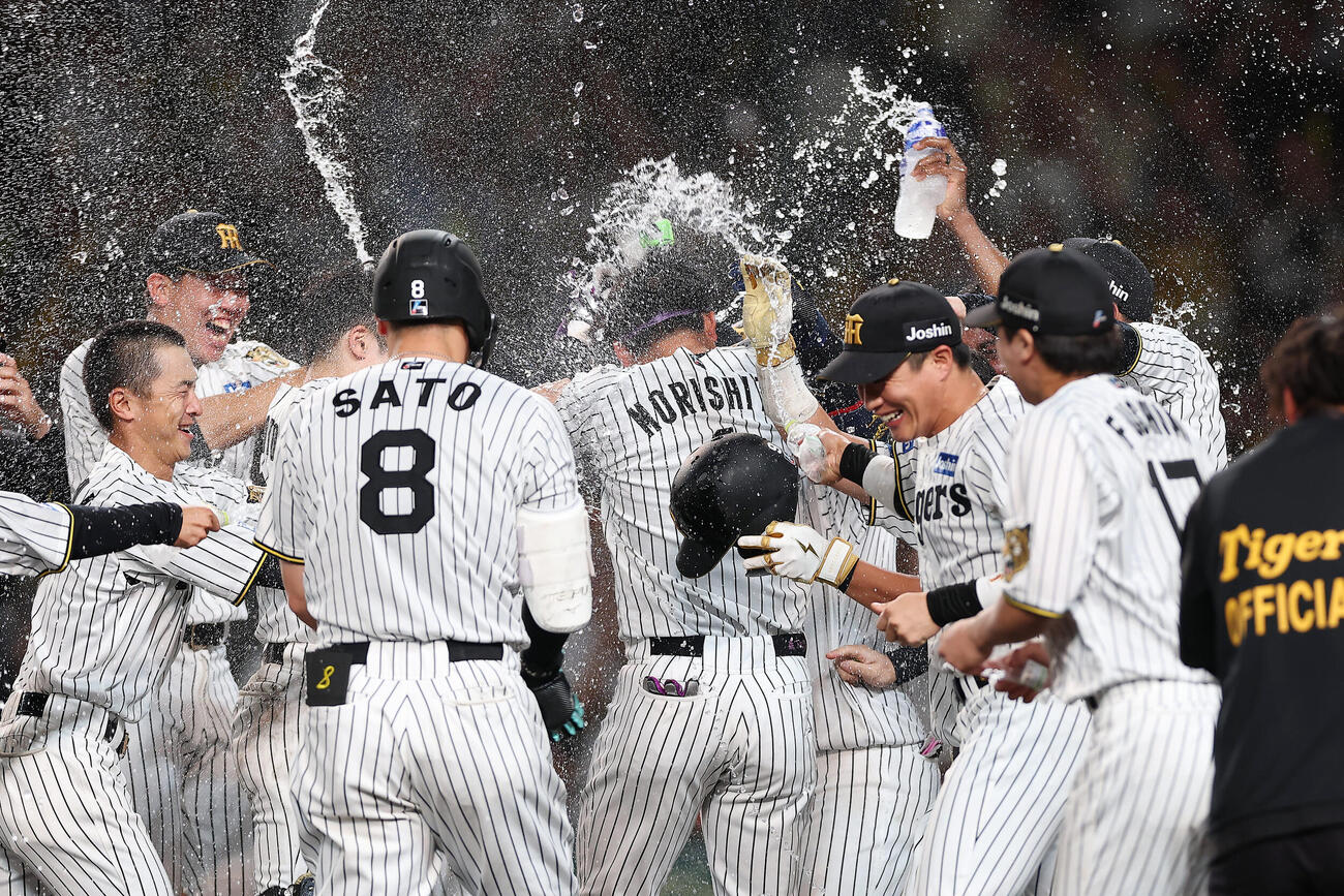 阪神対中日　9回裏阪神無死、サヨナラ本塁打を放った森下翔太（中央）を手荒く迎える阪神の選手たち（撮影・前田充）＝2026年5月20日