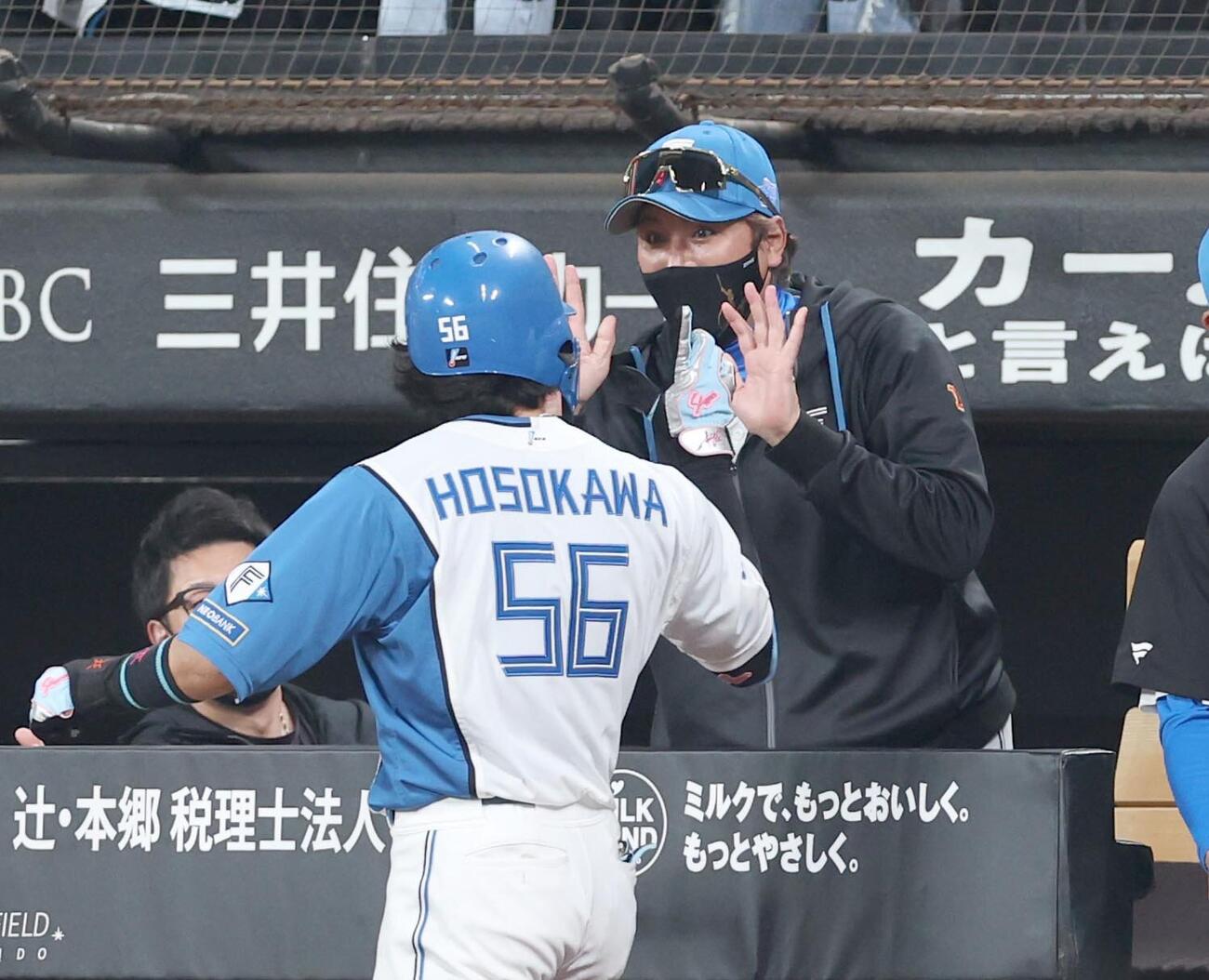 日本ハム対楽天　6回裏、2点本塁打を放った細川凌平を出迎える新庄剛志監督（撮影・黒川智章）