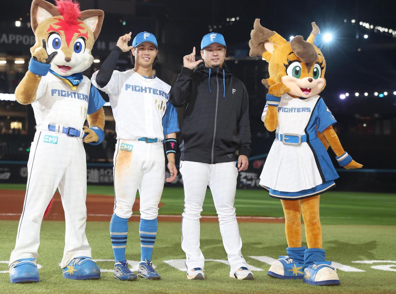 日本ハム対楽天　試合後、ポーズをとる細川凌平（左）と堀瑞輝（撮影・黒川智章）