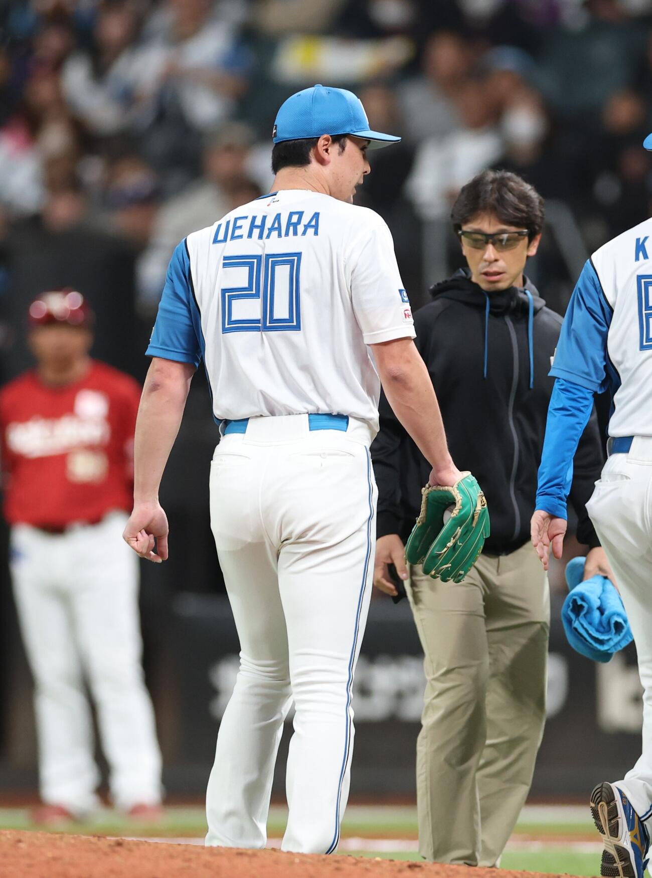 日本ハム対楽天　7回表、途中降板する上原健太（撮影・黒川智章）