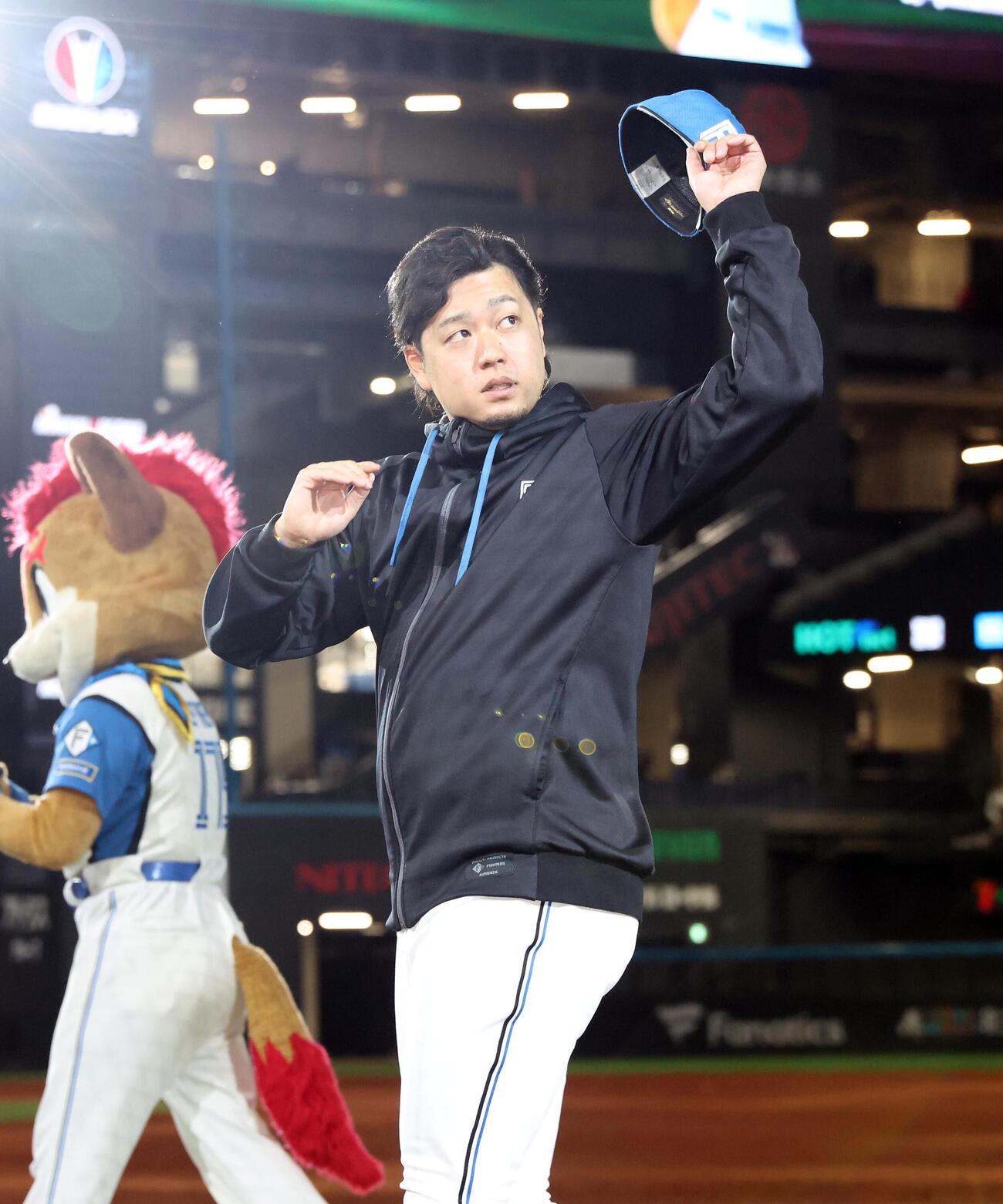 日本ハム対楽天　試合後、スタンドに向かって手を振る堀瑞輝（撮影・黒川智章）