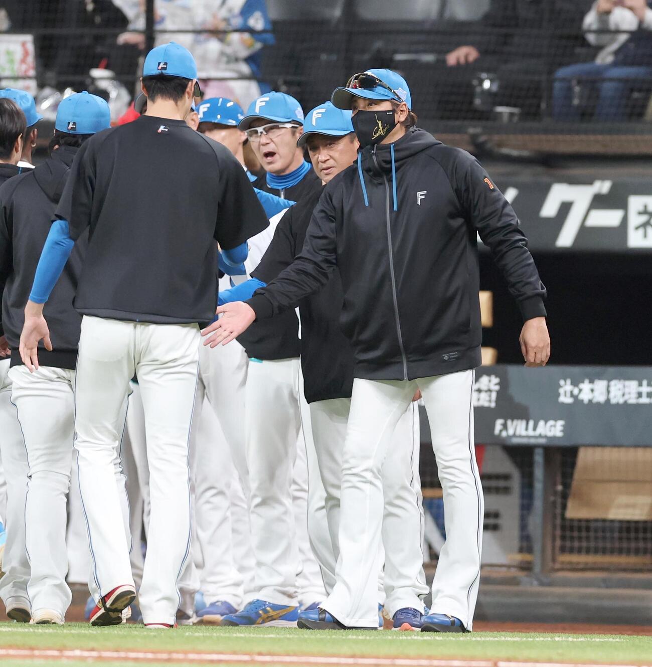 日本ハム対楽天　試合後、ナインを出迎える日本ハム新庄剛志監督（撮影・黒川智章）