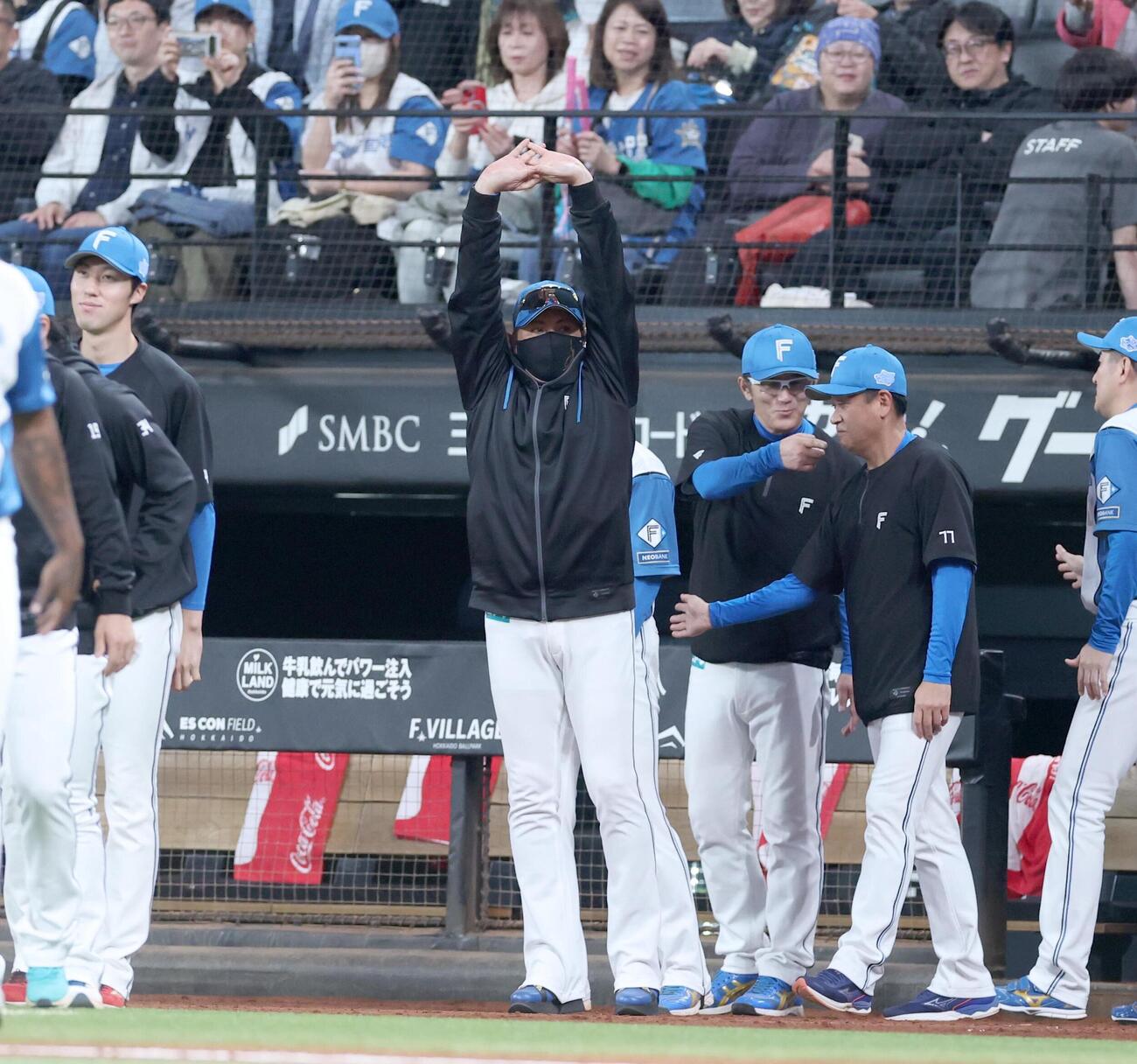 日本ハム対楽天　試合後、背筋を伸ばす新庄剛志監督（撮影・黒川智章）
