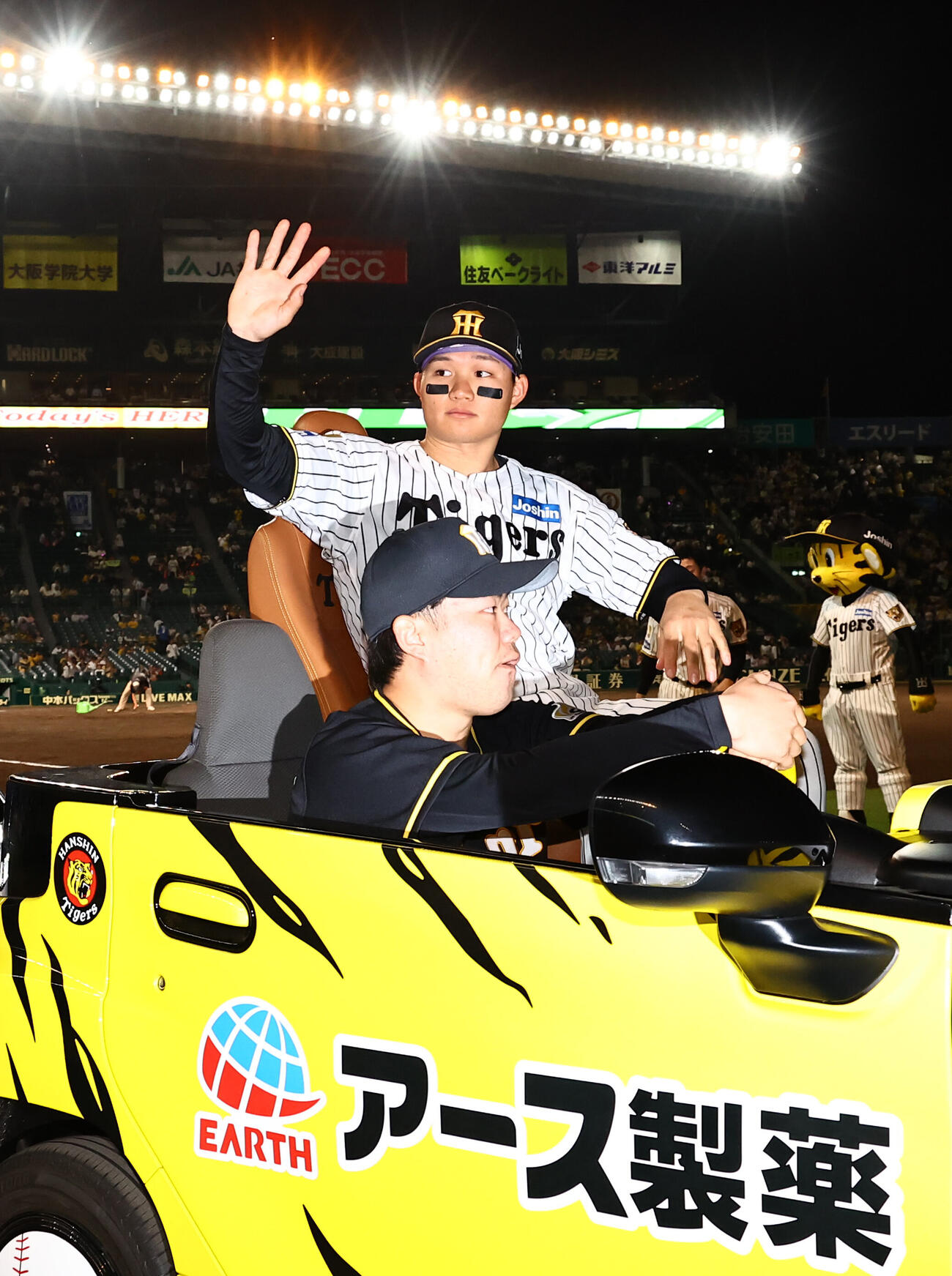阪神対中日　ファンの歓声に応えながら場内を1周する森下翔太（上田博志）