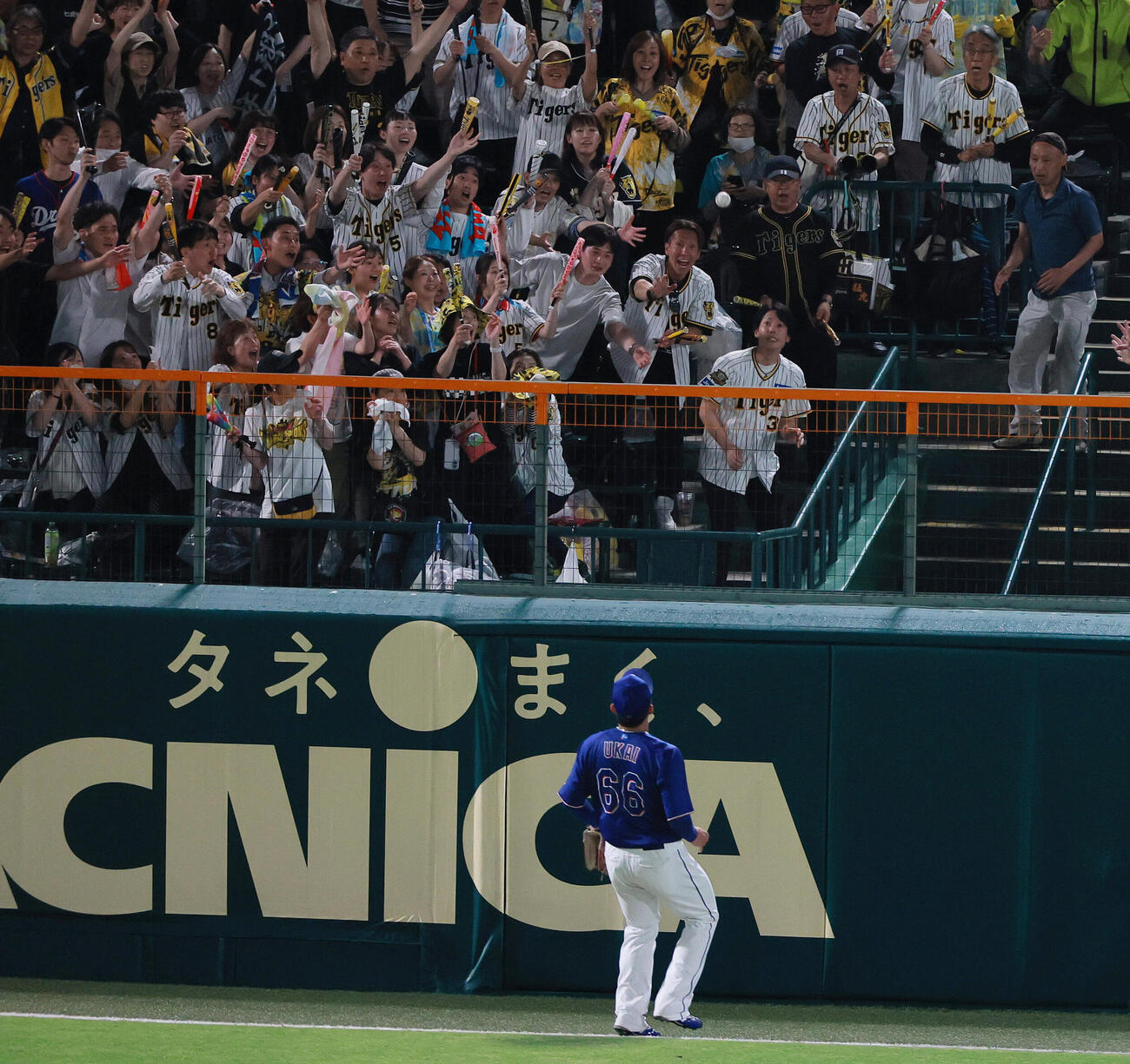 セ・リーグ11回戦　阪神対中日　9回裏阪神無死、サヨナラ本塁打を放つ森下翔太の着弾点（撮影・上山淳一）