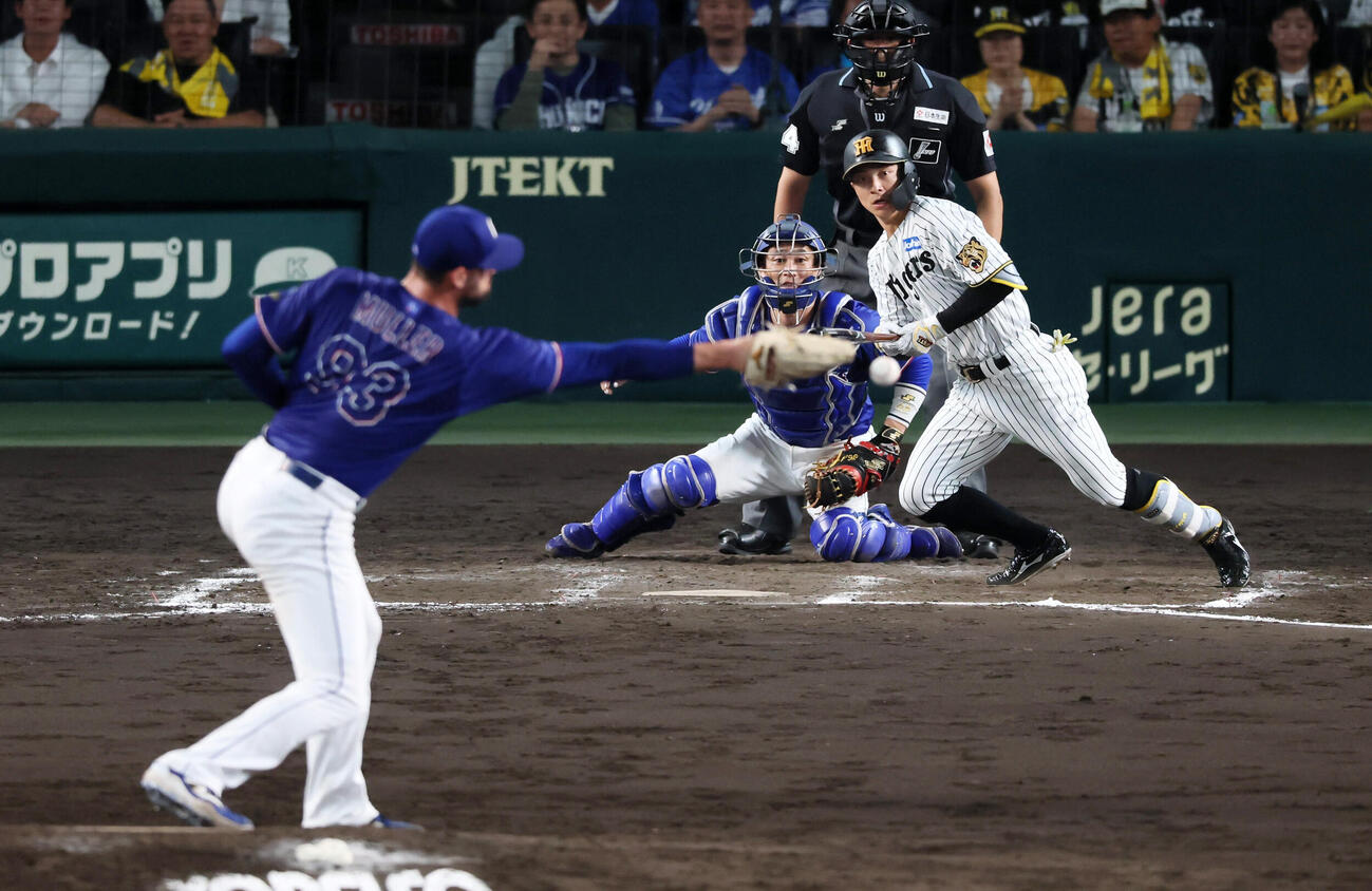 阪神対中日　7回裏阪神2死一、二塁、熊谷敬宥は投手への内野安打を放つ。投手カイル・マラー（撮影・加藤哉）