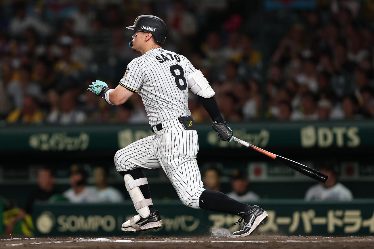 阪神対中日　8回裏阪神無死、右前打を放つ佐藤輝明（撮影・前田充）