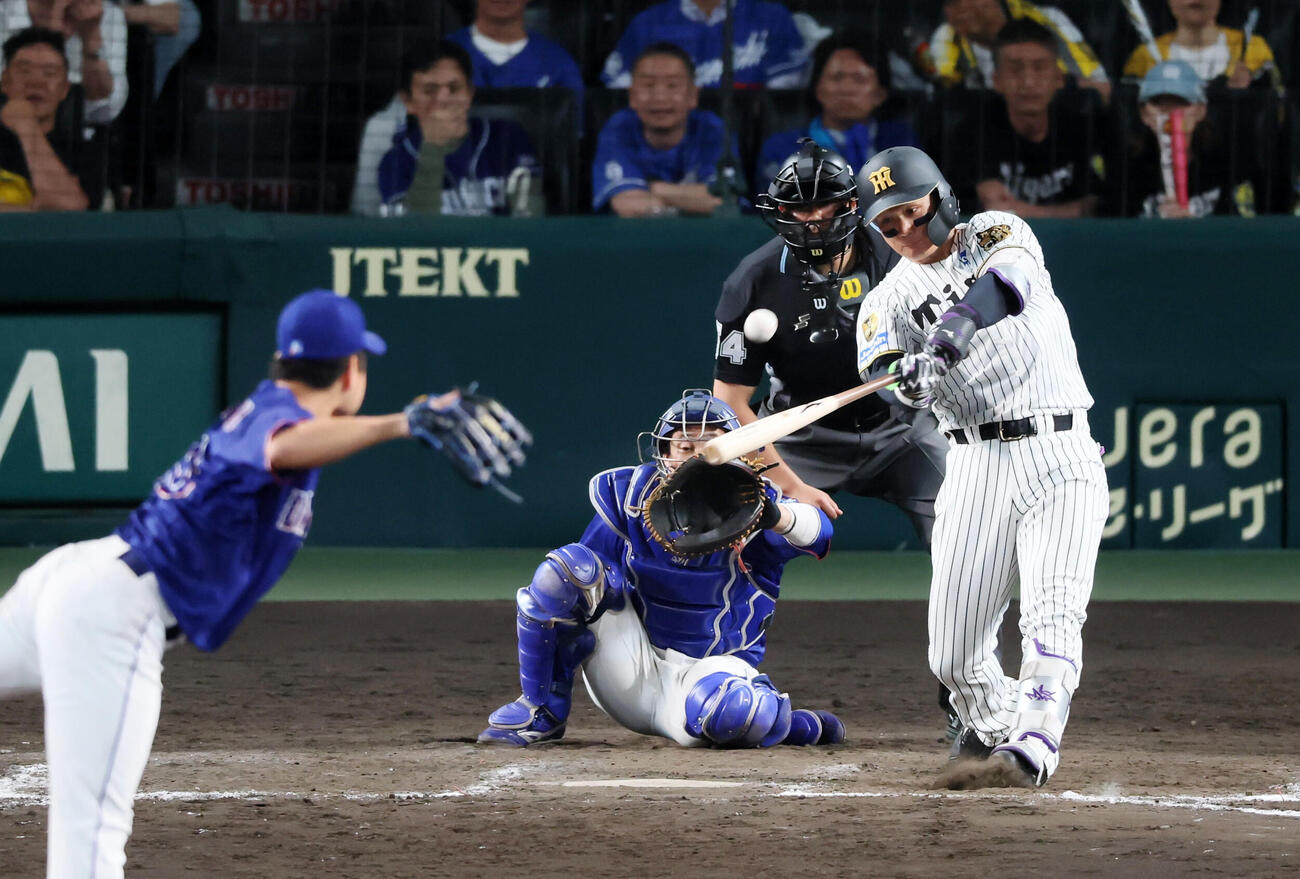 阪神対中日　9回裏阪神無死、森下翔太は左越えにサヨナラ本塁打を放つ。投手牧野憲伸（撮影・加藤哉）