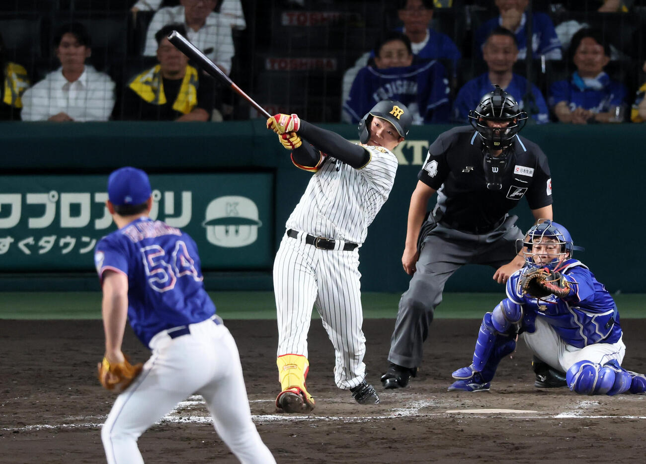 阪神対中日　7回裏阪神2死一、三塁、代打嶋村麟士朗は右前適時打を放つ。投手藤嶋健人（撮影・加藤哉）