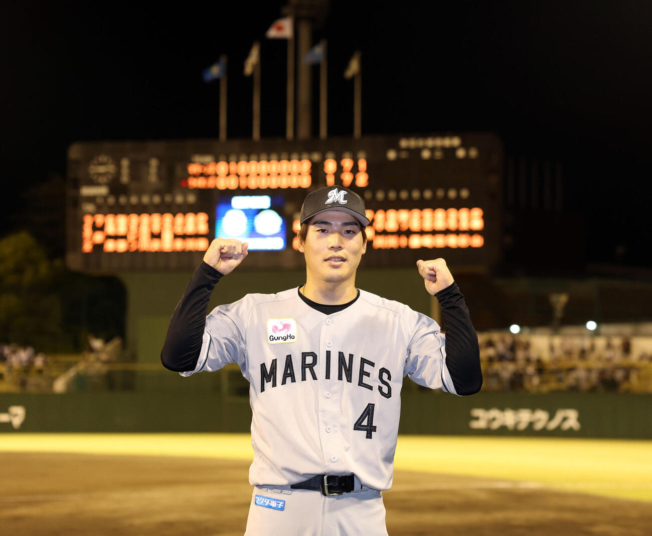 西武対ロッテ　スクイズを決めたロッテ友杉篤輝は、笑顔でガッツポーズ（撮影・浅見桂子）