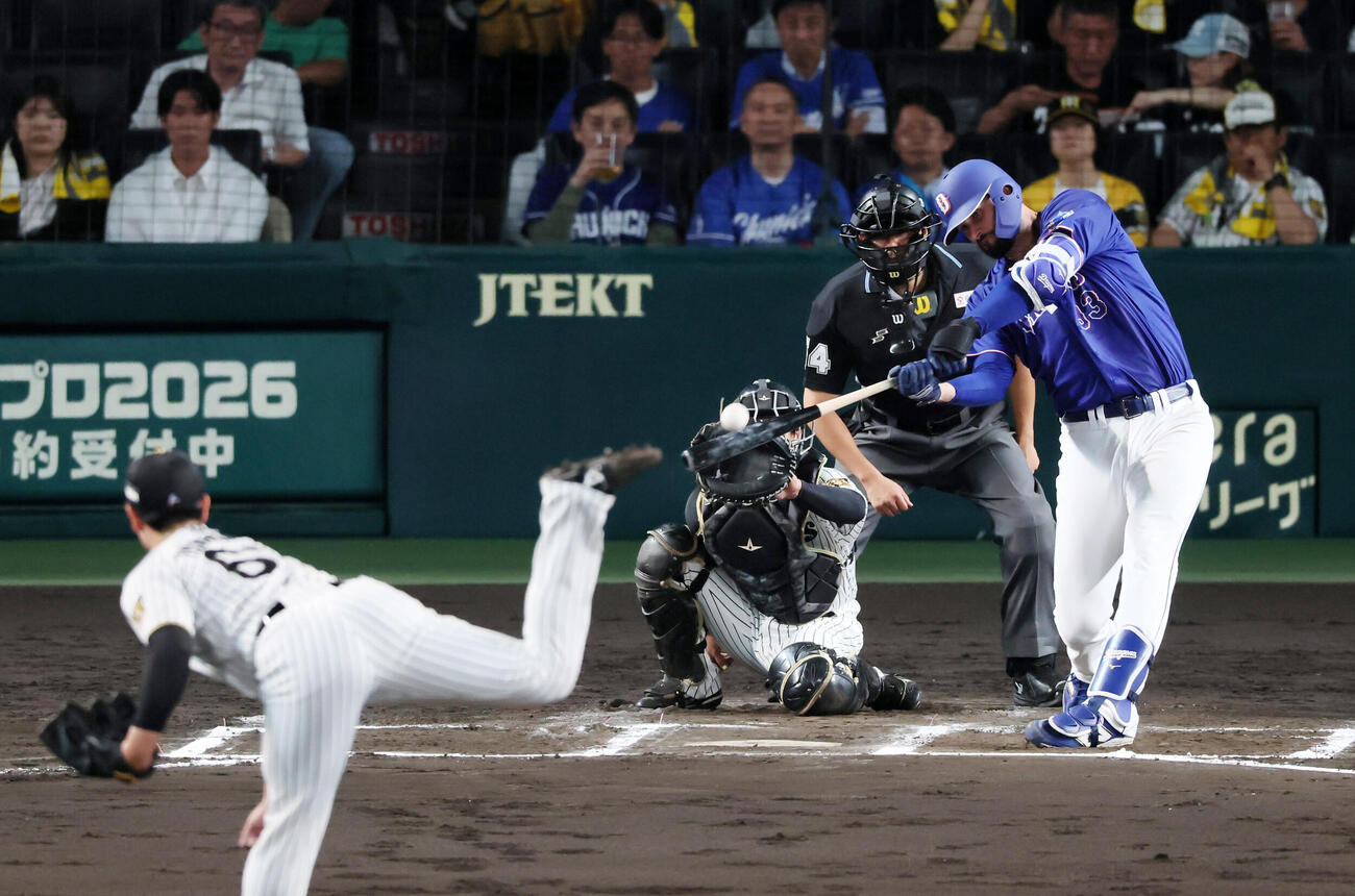阪神対中日　6回表中日2死一塁、カイル・マラーは左越え2点本塁打を放つ。投手石黒佑弥（撮影・加藤哉）