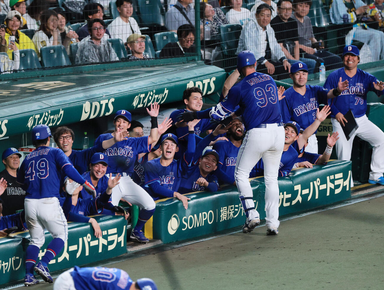セ・リーグ11回戦　阪神対中日　6回表中日2死一塁、カイル・マラー（手前右）は2点本塁打を放ち祝福を受ける（撮影・上山淳一）