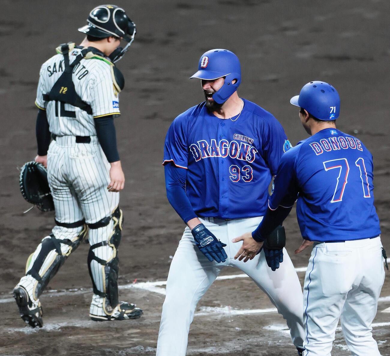 セ・リーグ11回戦　阪神対中日　6回表中日2死一塁、カイル・マラー（中央）は2点本塁打を放ち生還する（撮影・上山淳一）