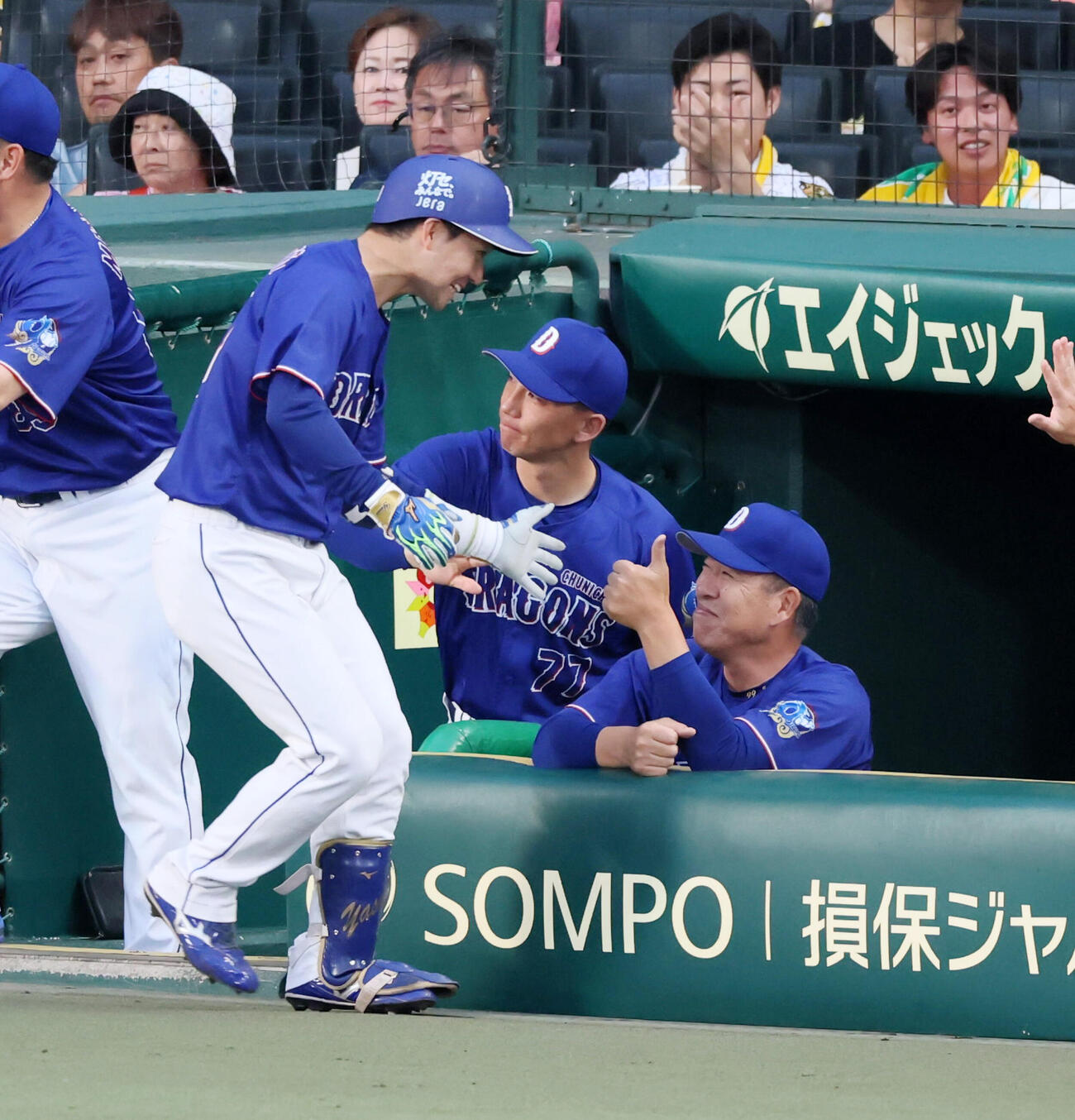 阪神対中日　2回表中日2死一、二塁、ベンチの井上一樹監督（右）は左越え3点本塁打を放った山本泰寛に笑顔のサムズアップポーズ（撮影・加藤哉）