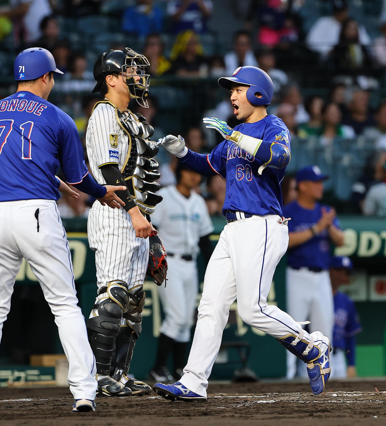 阪神対中日　2回表中日2死一、二塁、山本泰寛は3点本塁打を放つ（上田博志）