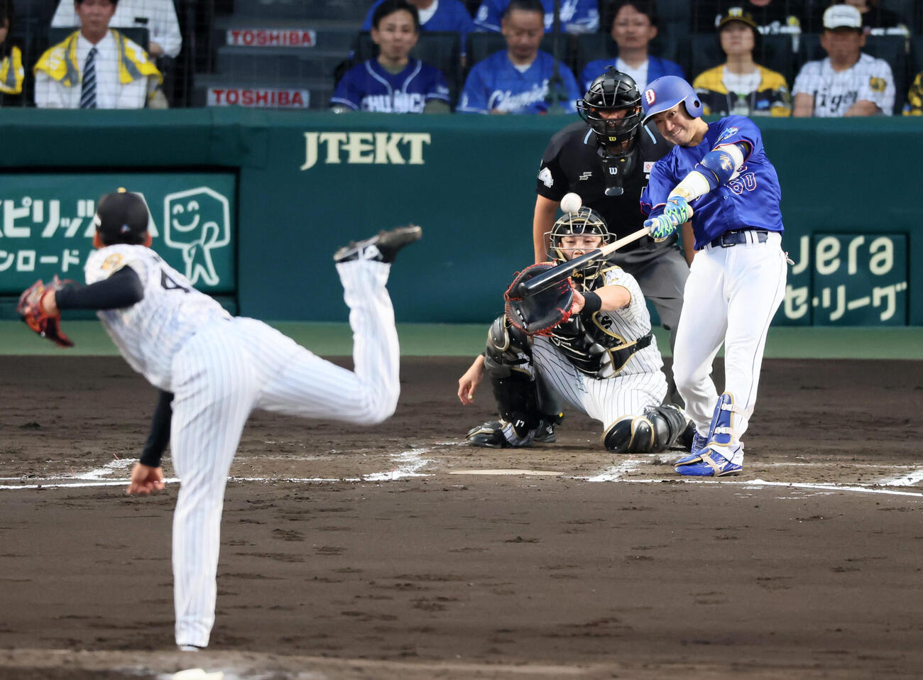 阪神対中日　2回表中日2死一、二塁、山本泰寛は左越え3点本塁打を放つ。投手茨木秀俊（撮影・加藤哉）