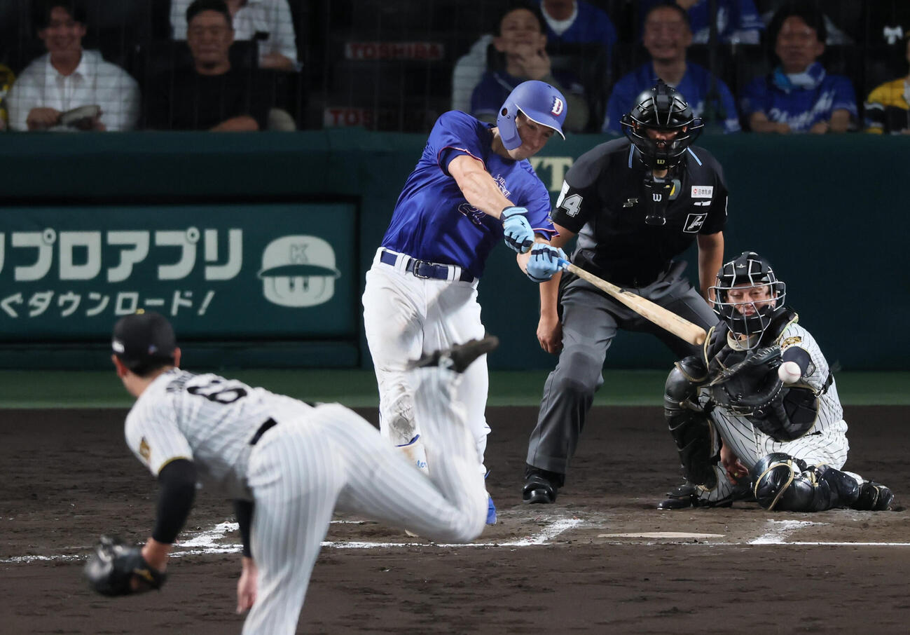 阪神対中日　7回表中日1死一、二塁、ジェイソン・ボスラーは左前適時打を放つ。投手石黒佑弥（撮影・加藤哉）