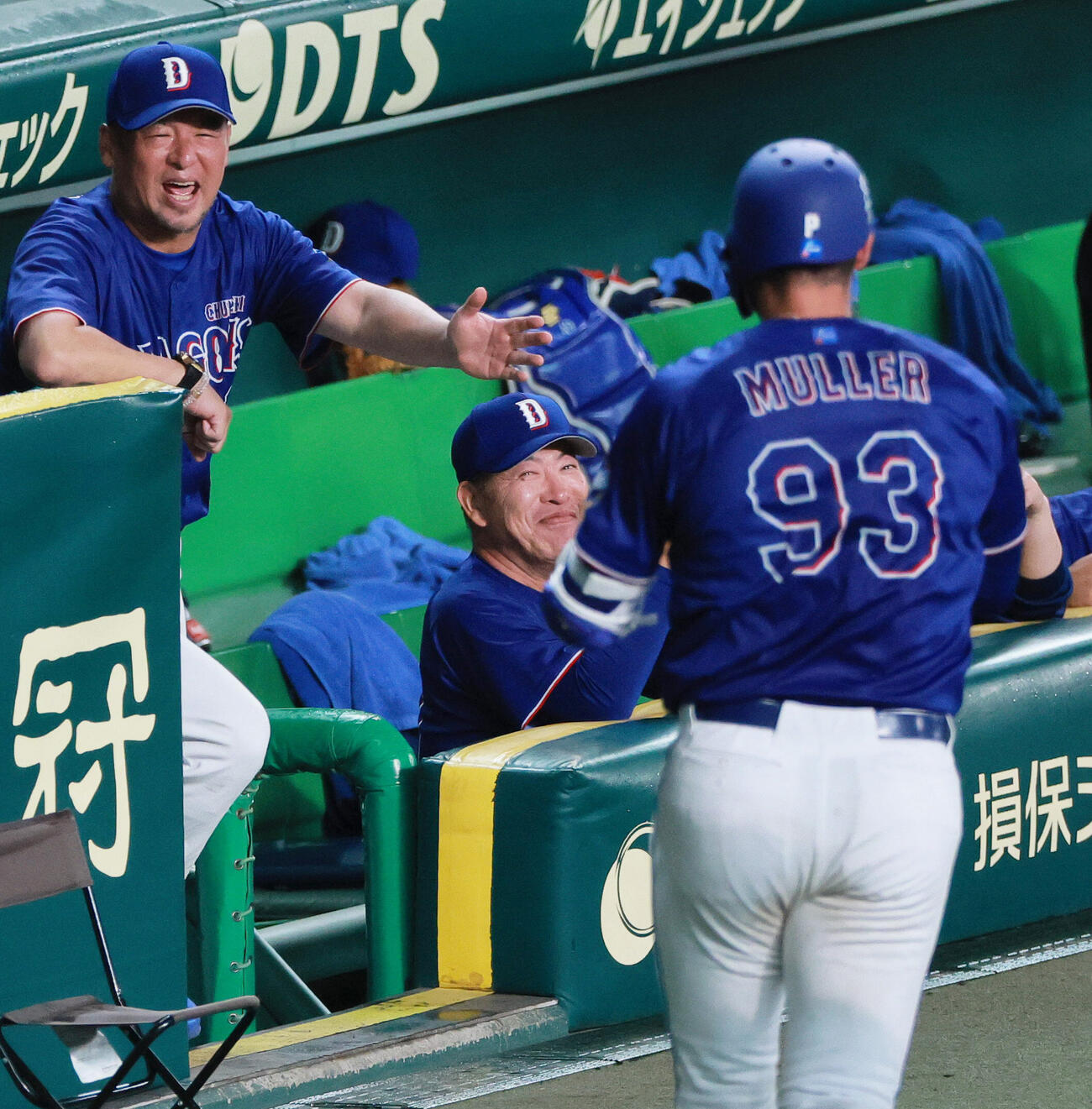 セ・リーグ11回戦　阪神対中日　6回表中日2死一塁、2点本塁打を放ったカイル・マラー（手前）を出迎える井上一樹監督。左は松中信彦打撃統括コーチ（撮影・上山淳一）＝2026年5月20日