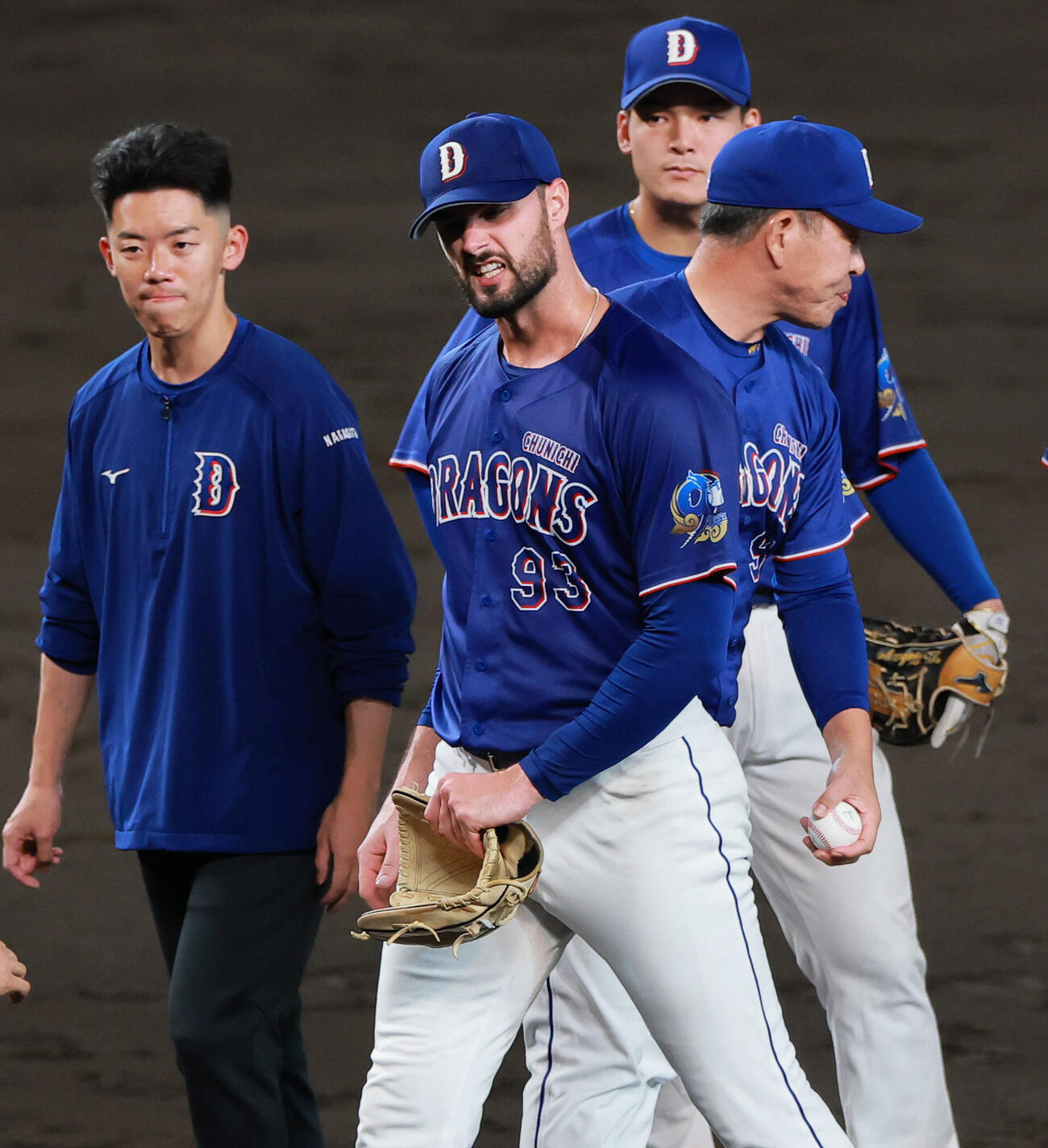 セ・リーグ11回戦　阪神対中日　7回裏阪神2死満塁、カイル・マラー（手前）は坂本誠志郎に2点適時打をを浴び降板する。右は井上一樹監督（撮影・上山淳一）＝2026年5月20日