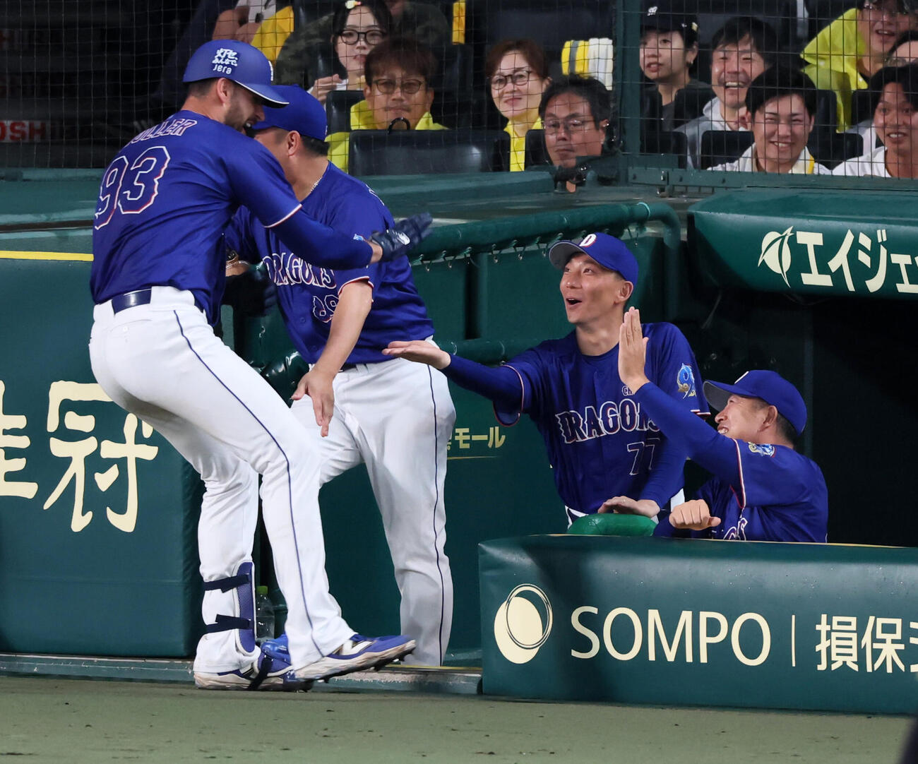マラーは左越え2点本塁打を放ちベンチの井上一樹監督（右）とタッチ。中央右は嶋基宏ヘッドコーチ