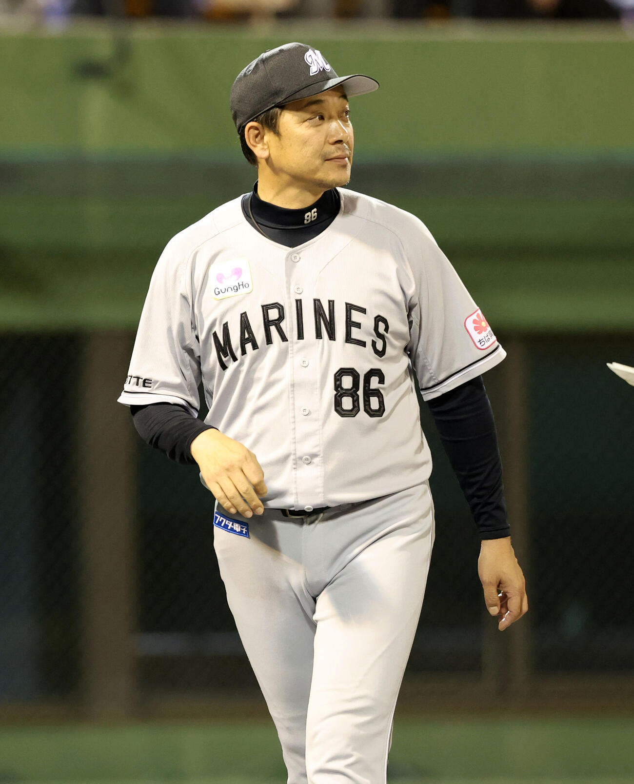 西武対ロッテ　9回裏西武の攻撃前、選手交代を告げ引き揚げるサブロー監督（撮影・浅見桂子）