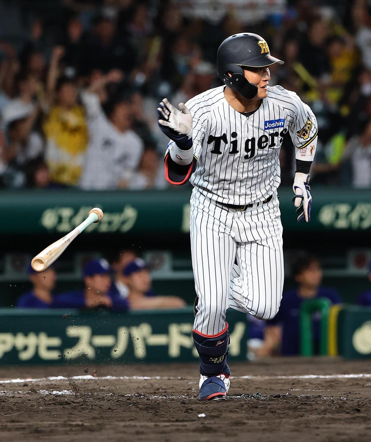阪神対中日　8回裏阪神2死一、三塁、木浪聖也は同点適時打を放つ（上田博志）