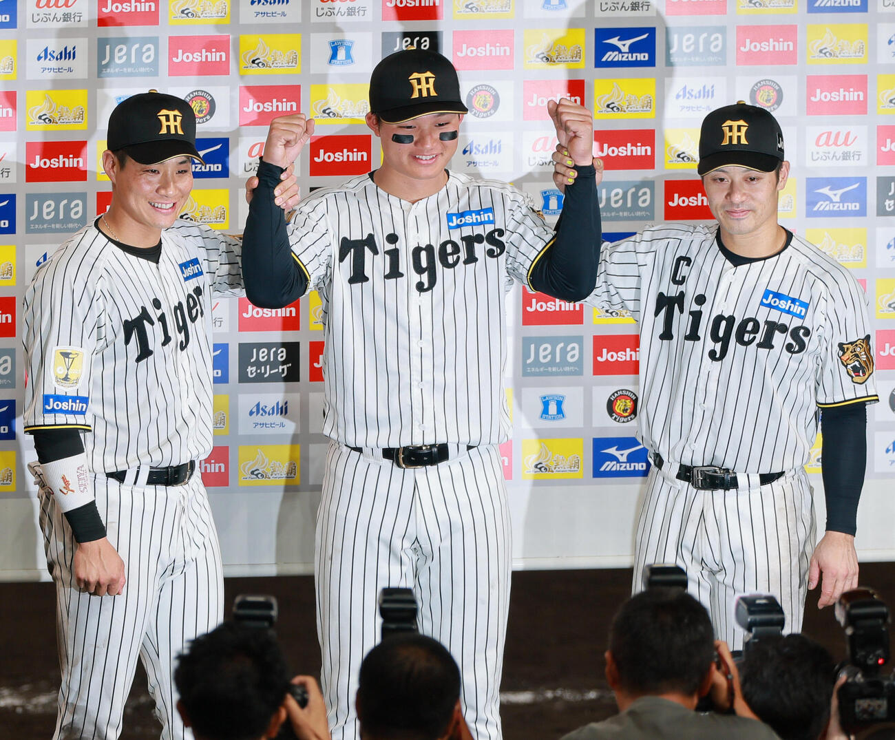 セ・リーグ11回戦　阪神対中日　中日に逆転で勝利し、お立ち台で写真に納まる、左から木浪聖也、森下翔太、坂本誠志郎（撮影・上山淳一）