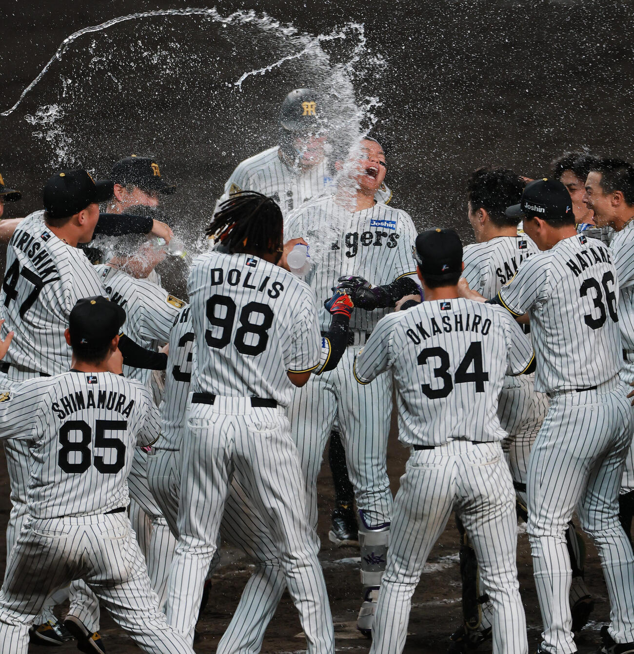セ・リーグ11回戦　阪神対中日　9回裏阪神無死、森下翔太はサヨナラ本塁打を放ち仲間からウオーターシャワーの祝福を受ける（撮影・上山淳一）