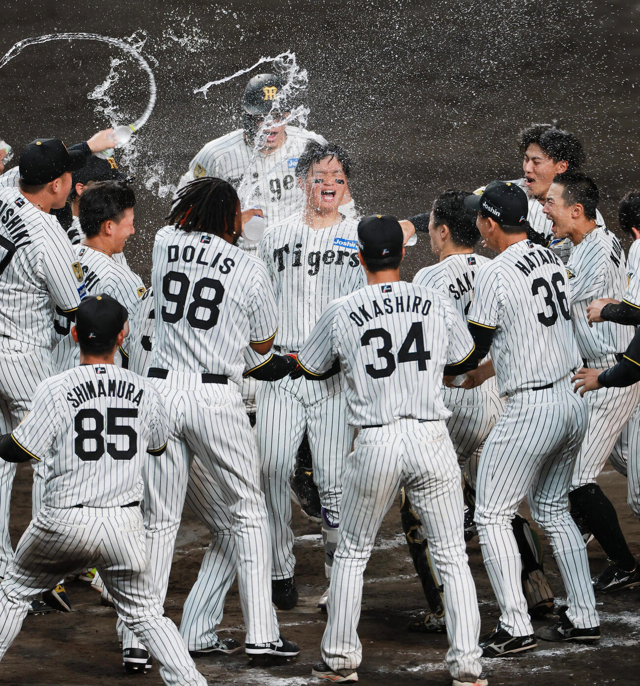 セ・リーグ11回戦　阪神対中日　9回裏阪神無死、森下翔太はサヨナラソロ本塁打を放ち仲間からウオーターシャワーの祝福を受ける（撮影・上山淳一）