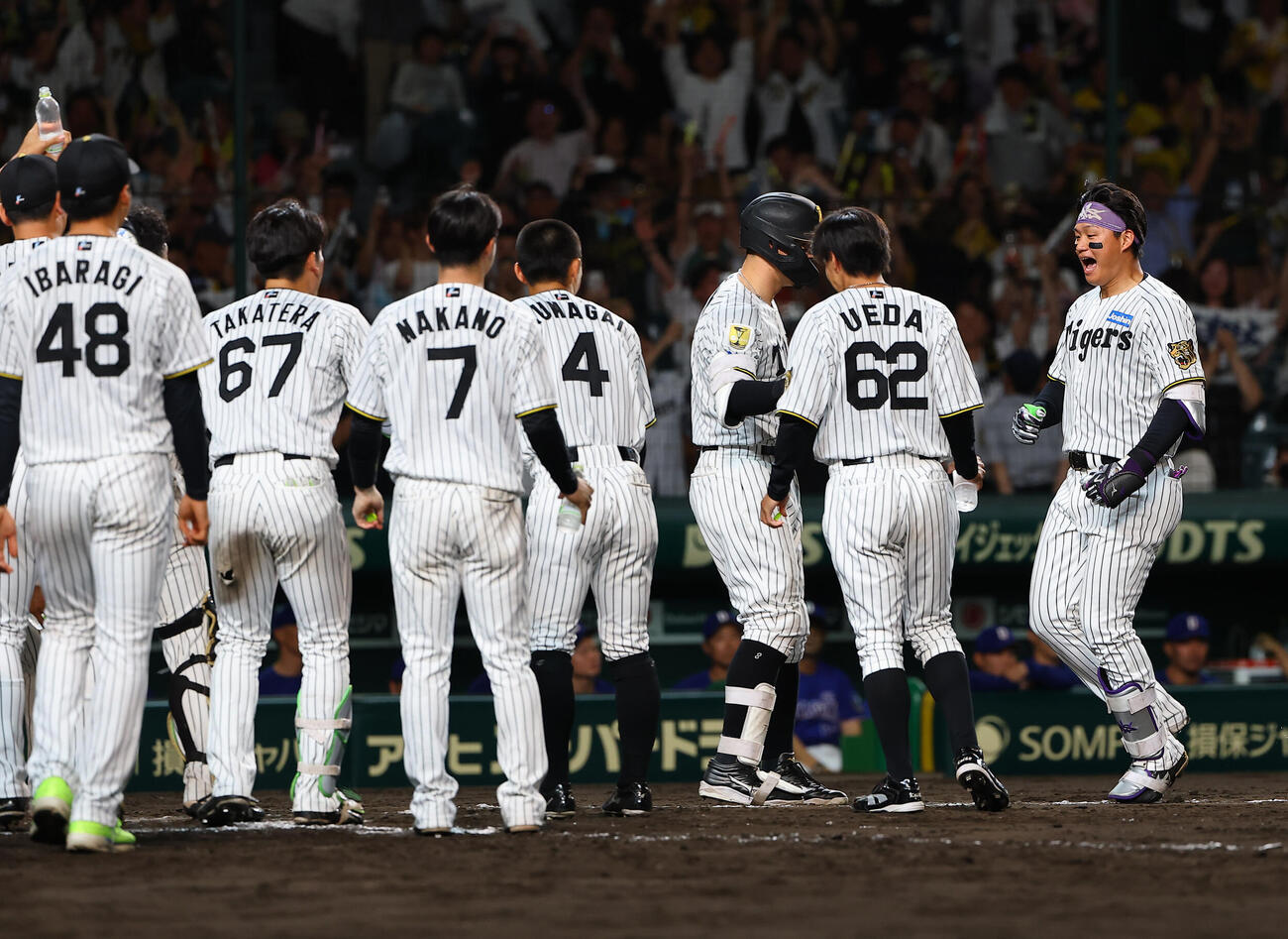 阪神対中日　9回裏阪神無死、サヨナラ本塁打を放った森下翔太はナインの輪に飛び込む（上田博志）