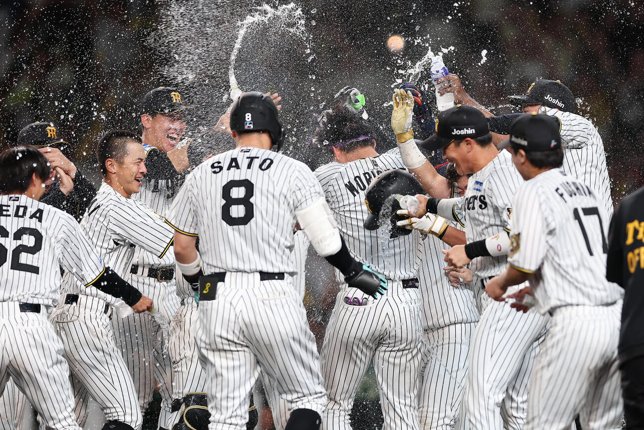 阪神対中日　9回裏阪神無死、サヨナラ本塁打を放った森下翔太（中央）を手荒く迎える阪神の選手たち（撮影・前田充）