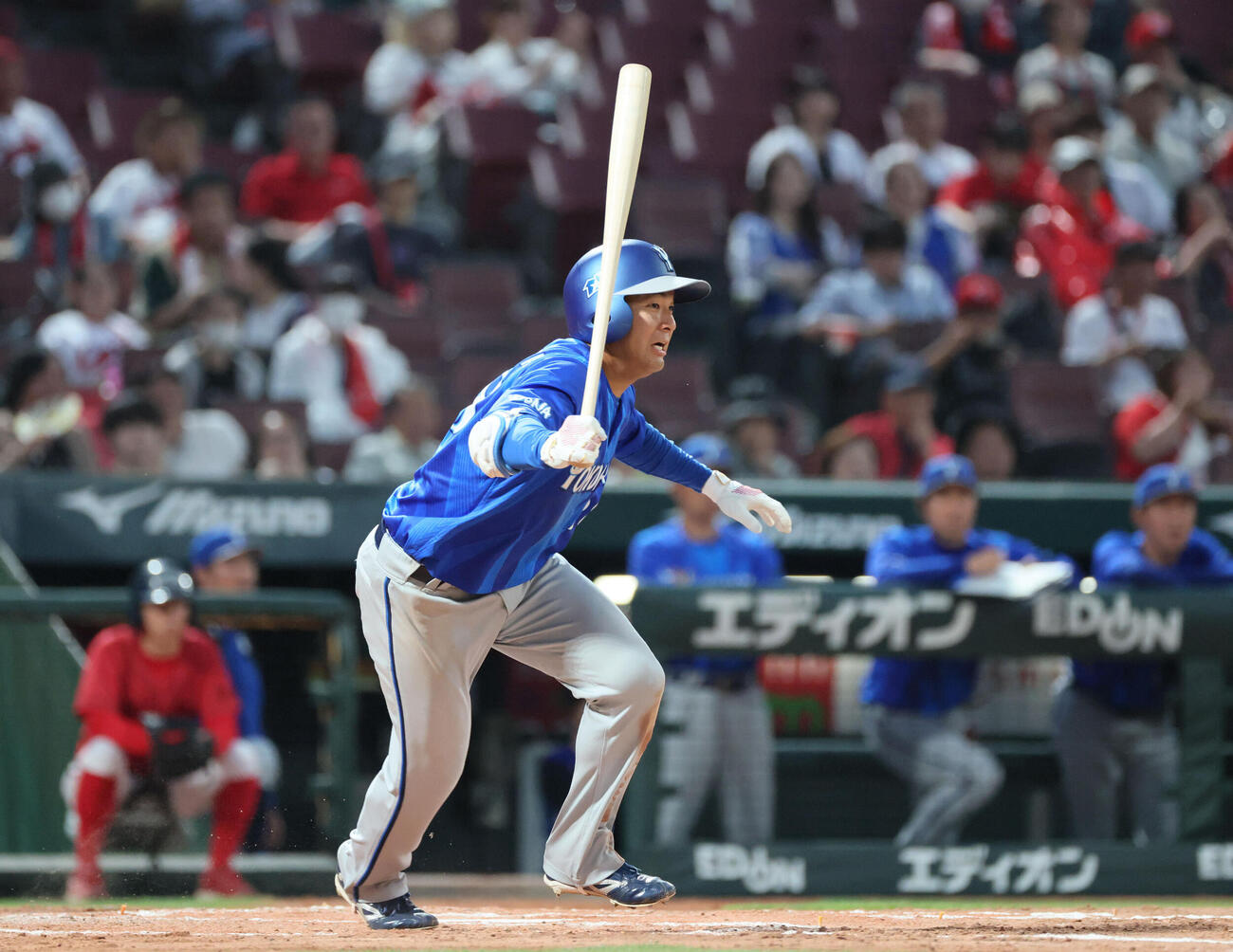 広島対DeNA 3回表DeNA2死二、三塁、勝又温史は先制右前2点適時打を放つ（撮影・加藤孝規）