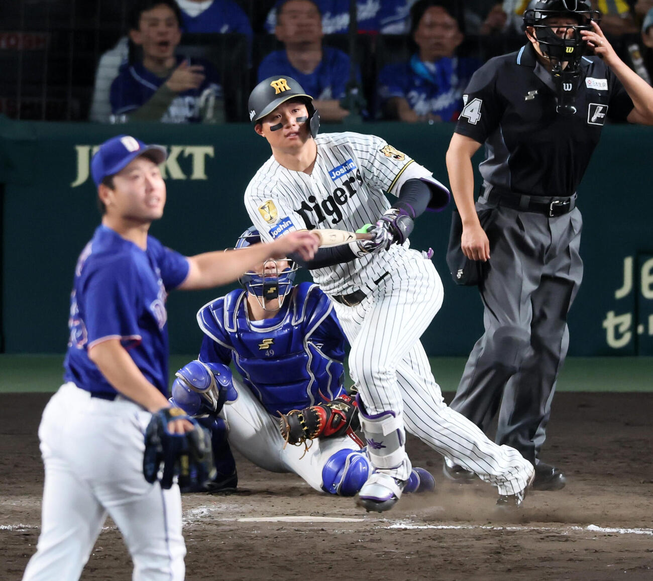 阪神対中日　9回裏阪神無死、森下翔太は左越えサヨナラ本塁打を放つ。投手牧野憲伸（撮影・加藤哉）